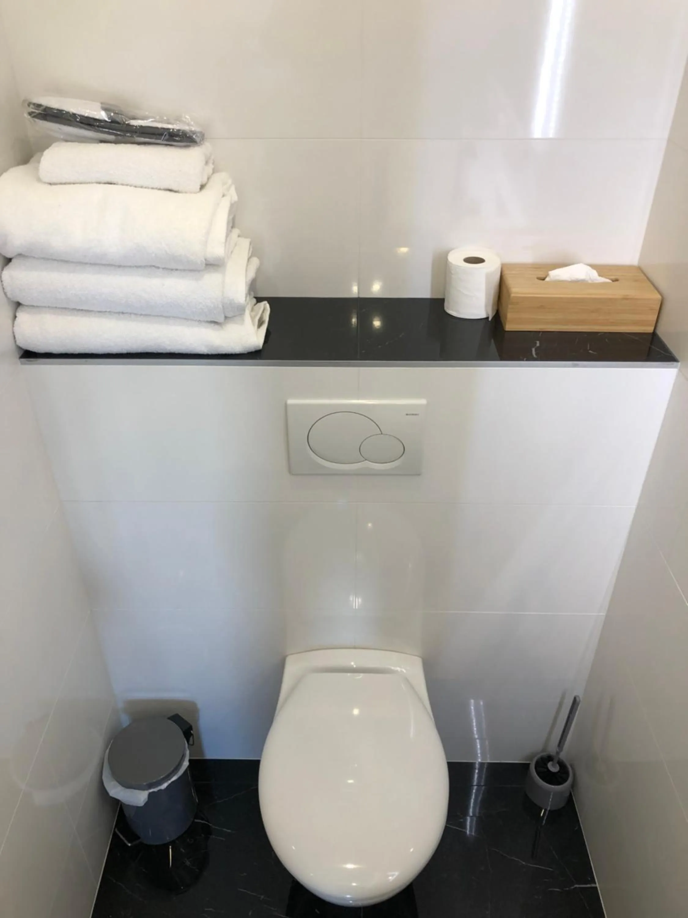 Toilet in Hôtel Le Mistral