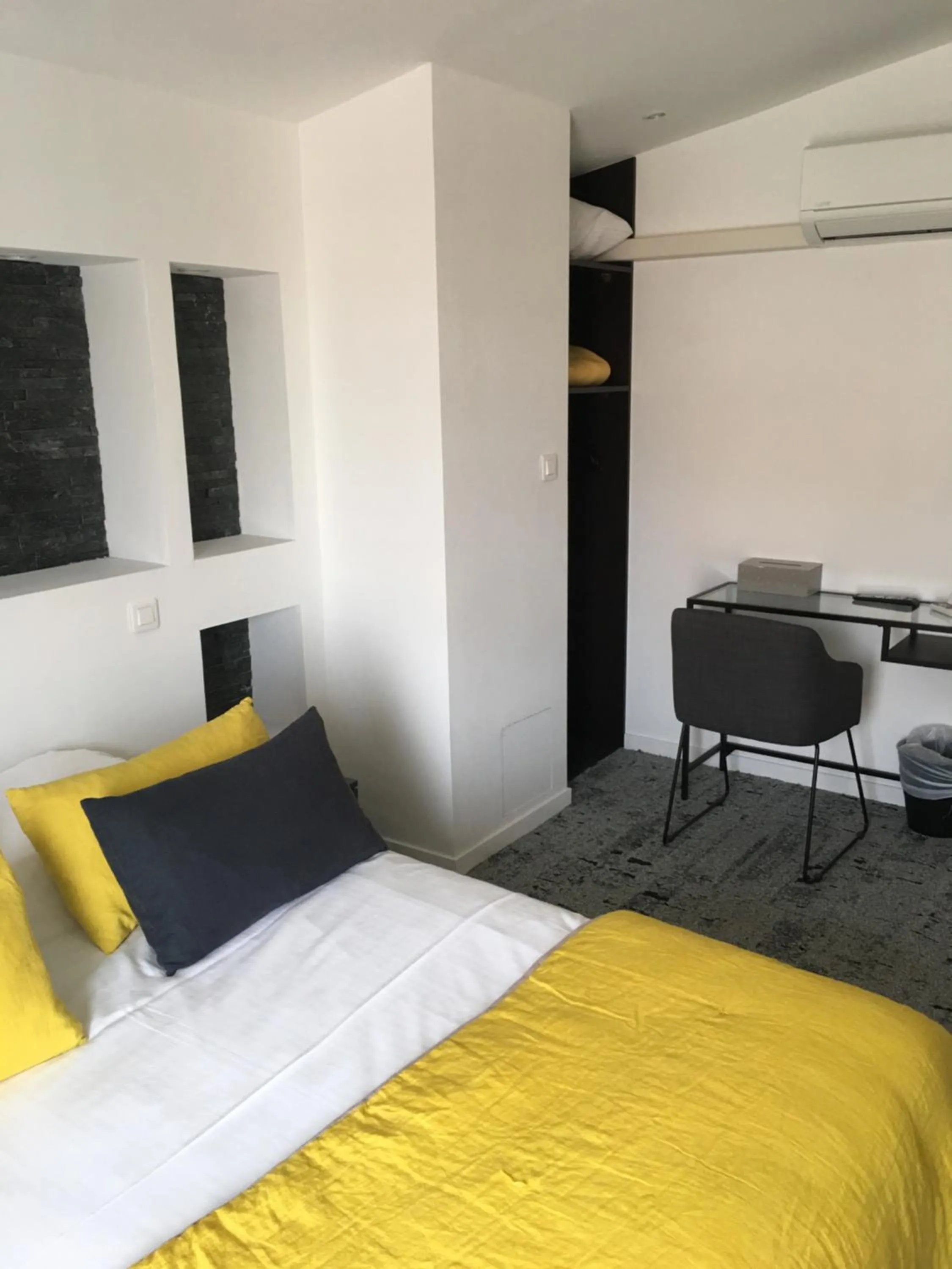 Bed in Hôtel Le Mistral