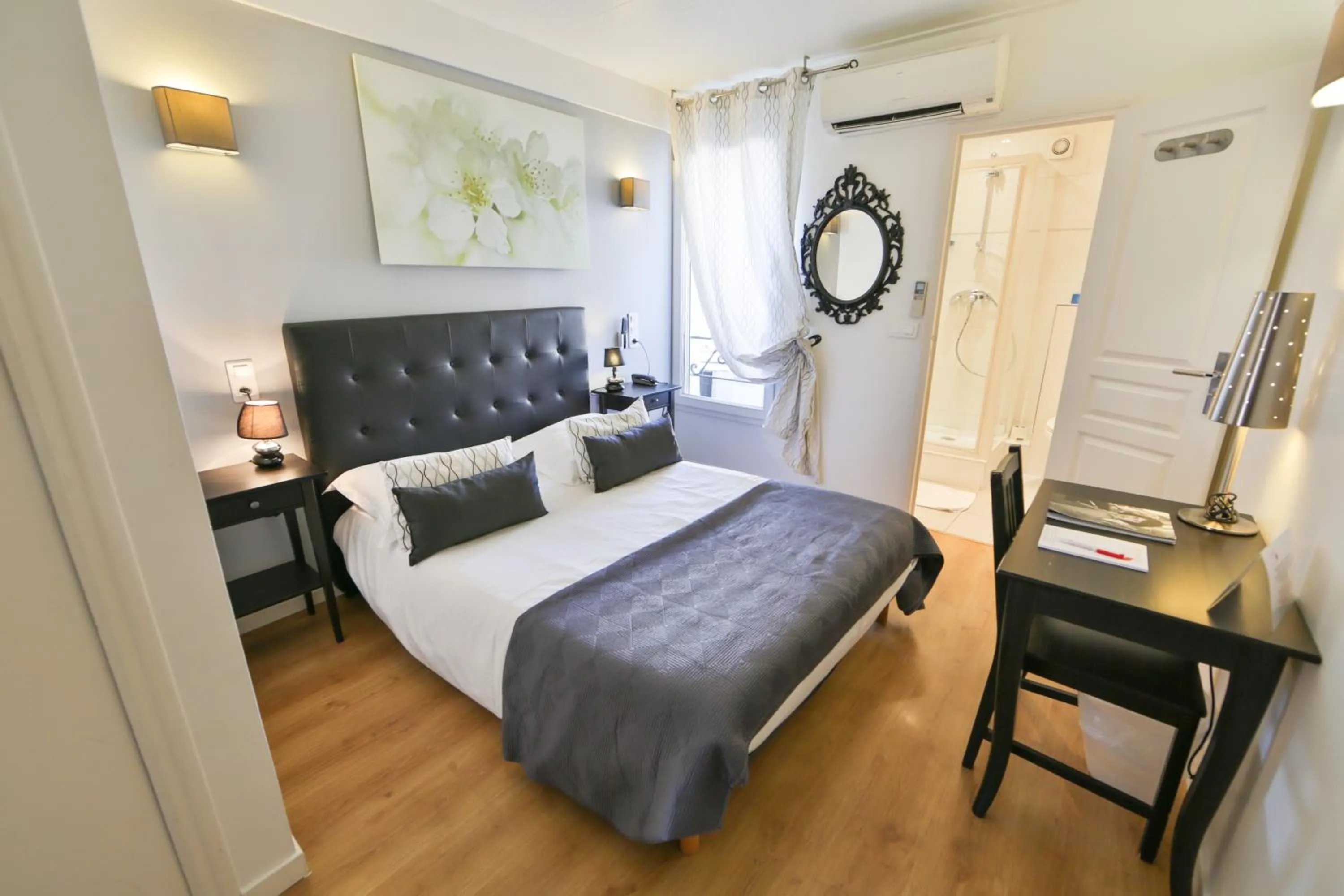 Bed in Hôtel Le Mistral