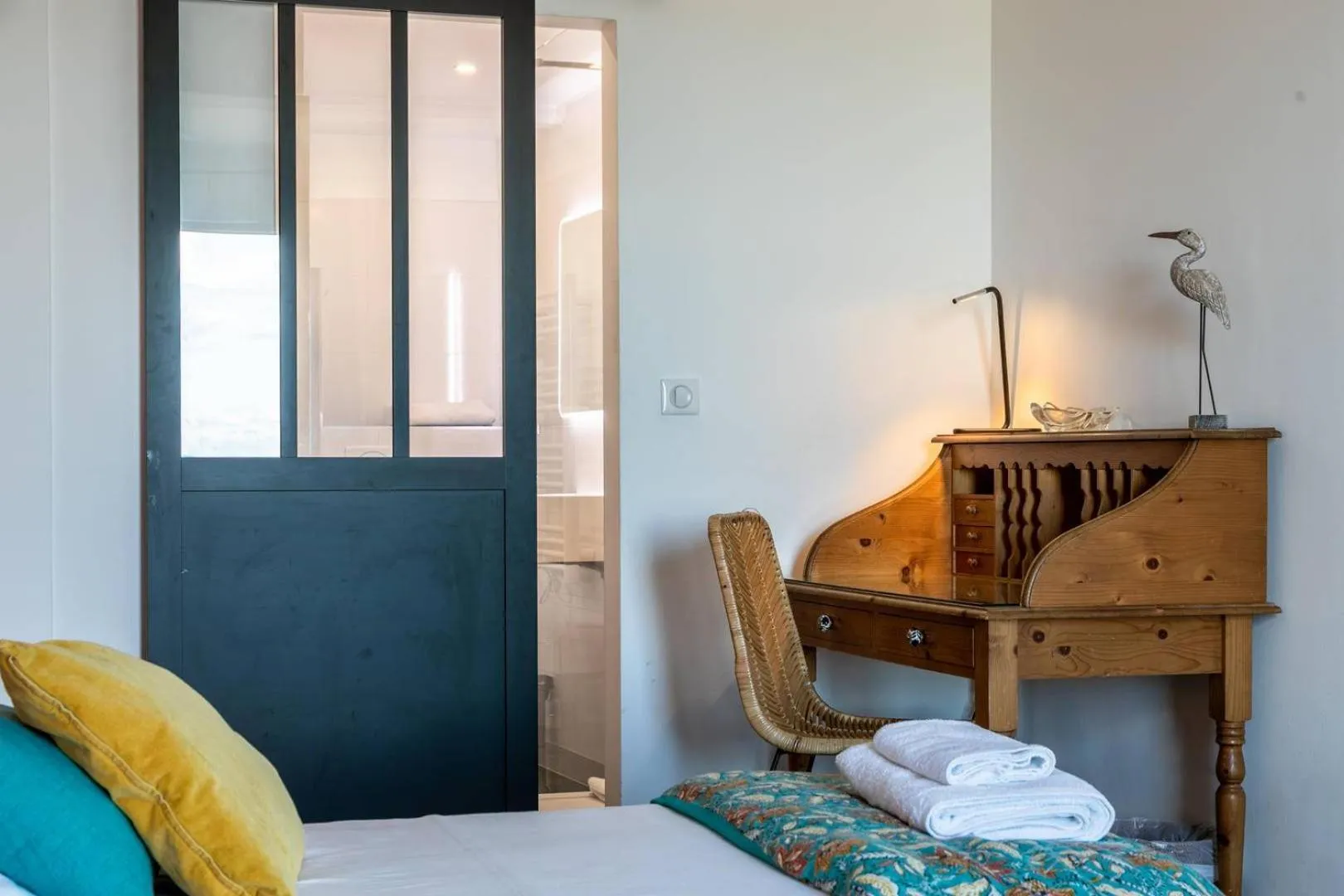 Seating area, Bed in Hôtel Le Mistral