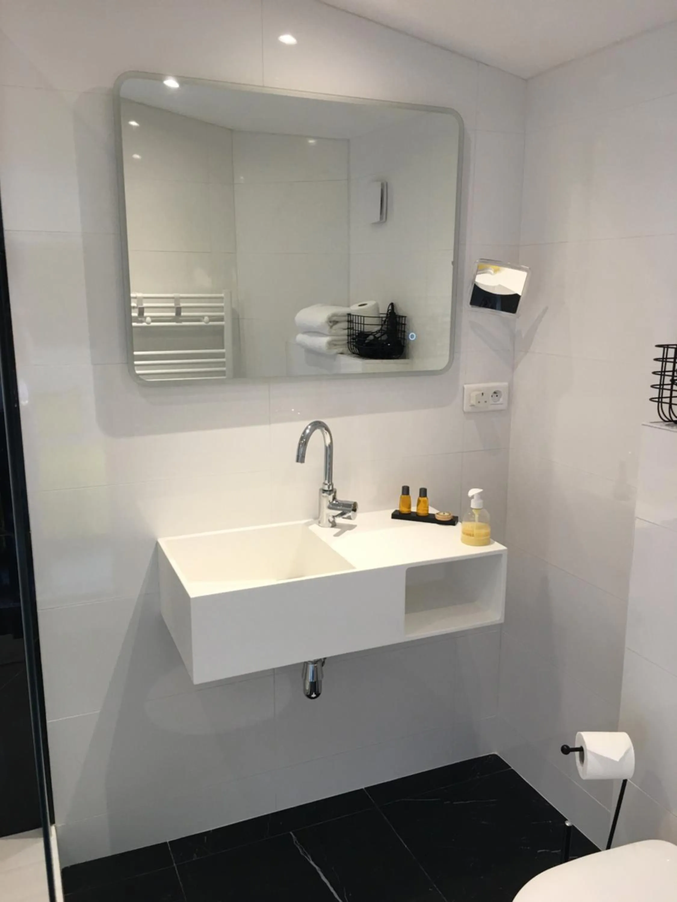 Shower in Hôtel Le Mistral