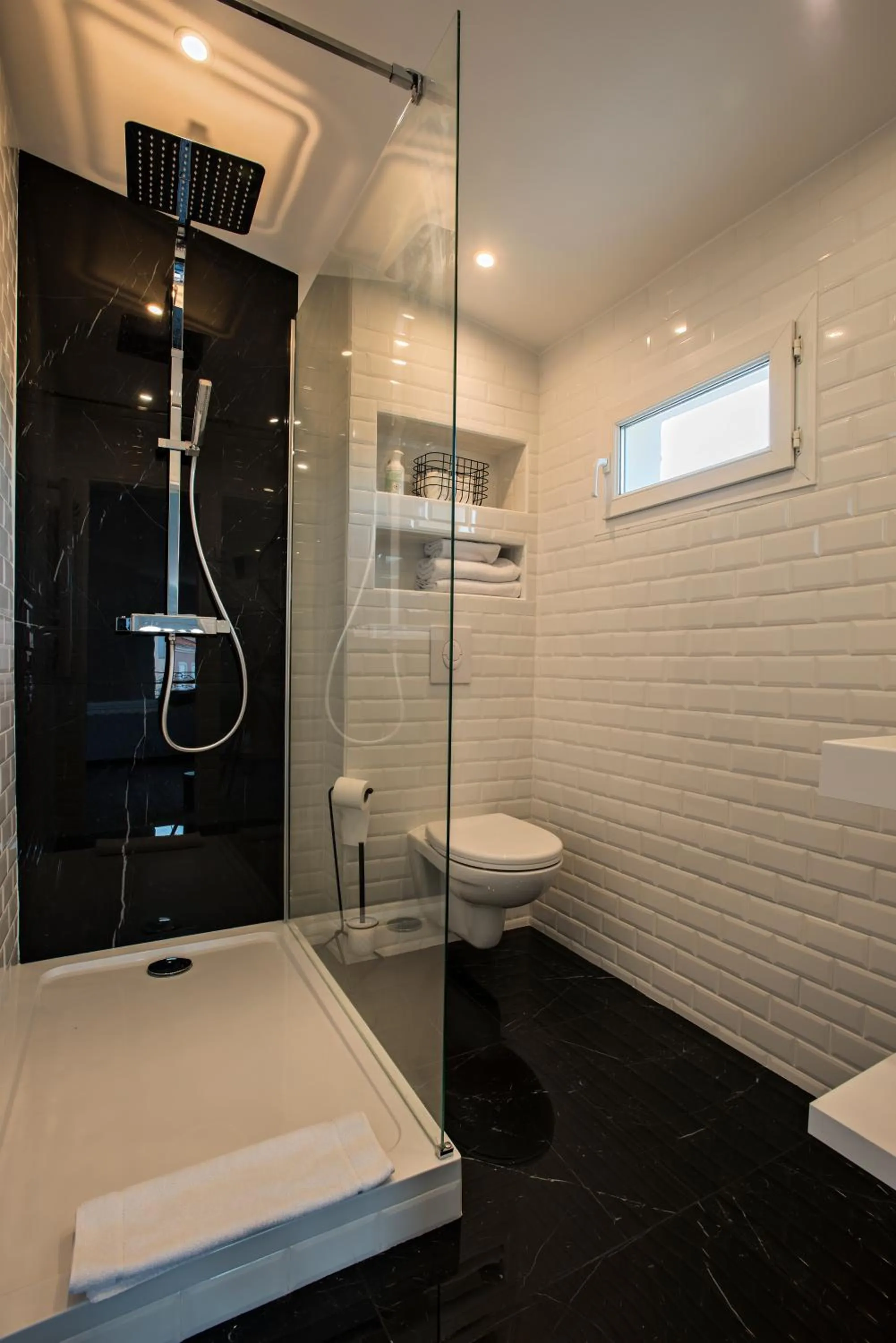 Toilet in Hôtel Le Mistral