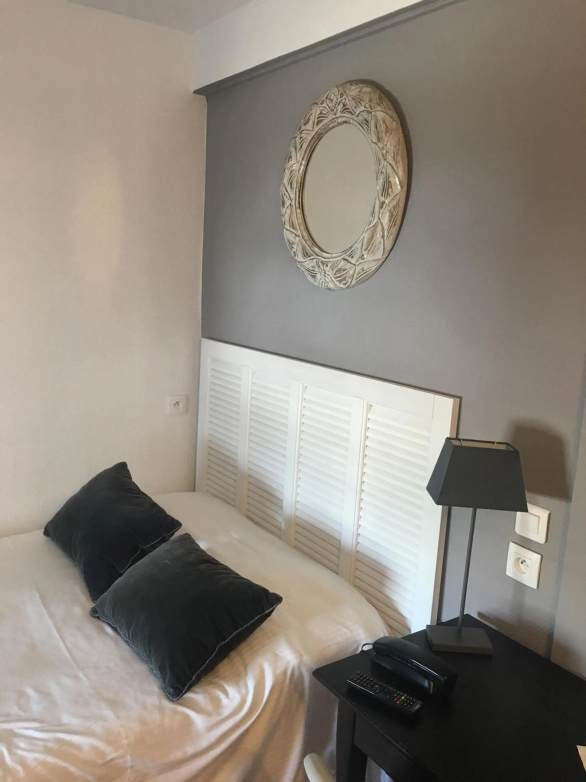 TV and multimedia, Bed in Hôtel Le Mistral