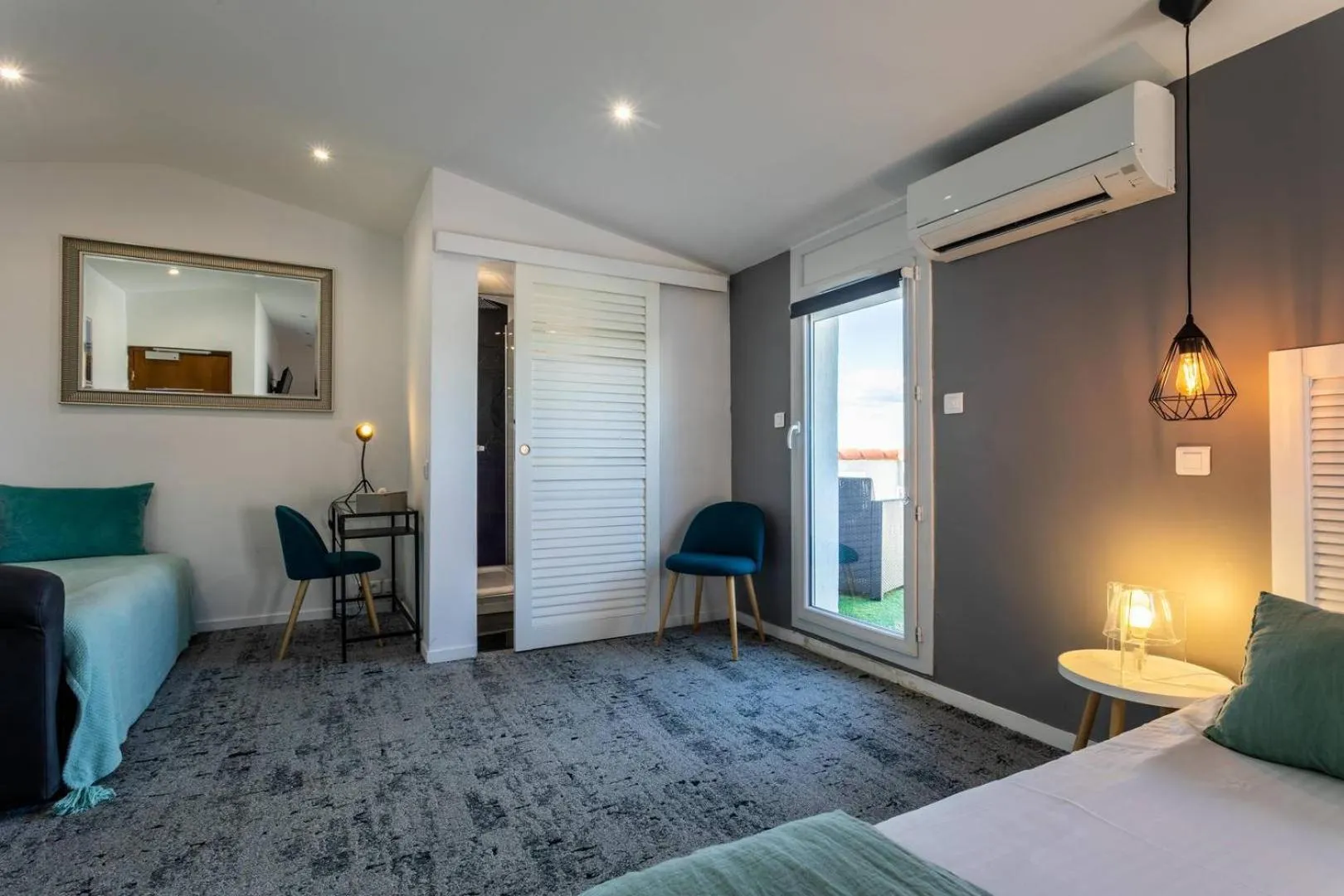 TV and multimedia, Bed in Hôtel Le Mistral