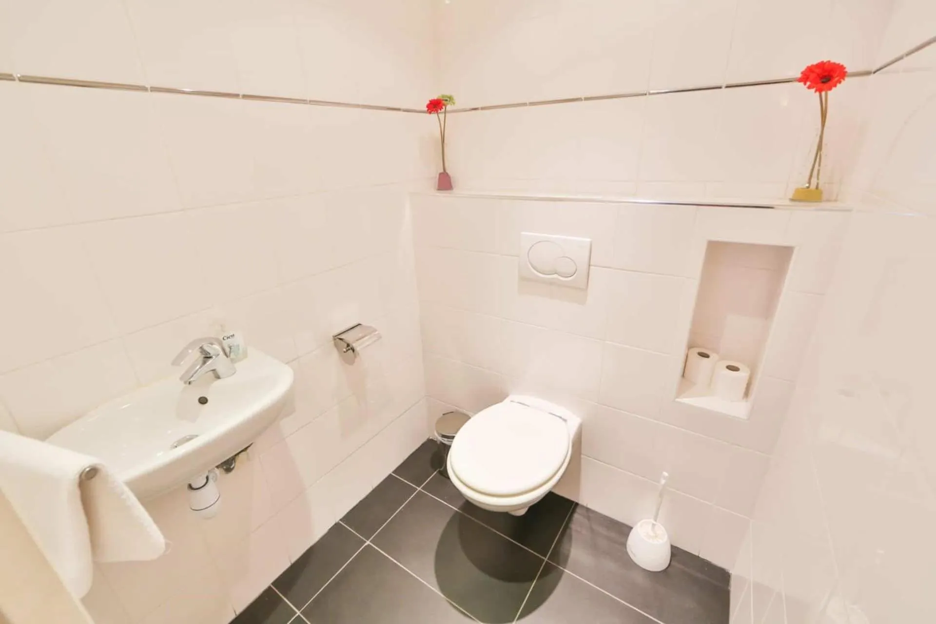 Shower in Hôtel Le Mistral