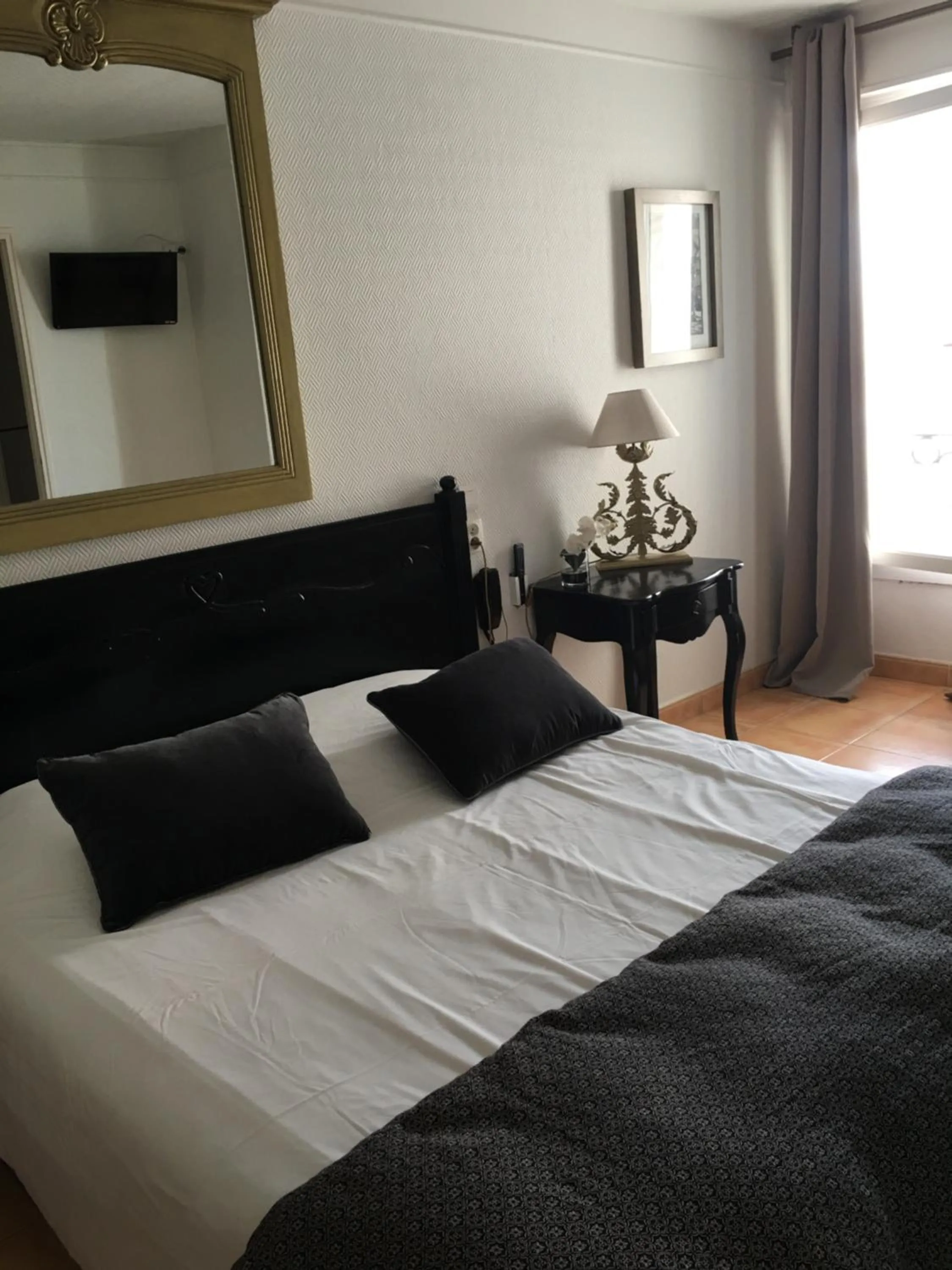 Bed in Hôtel Le Mistral