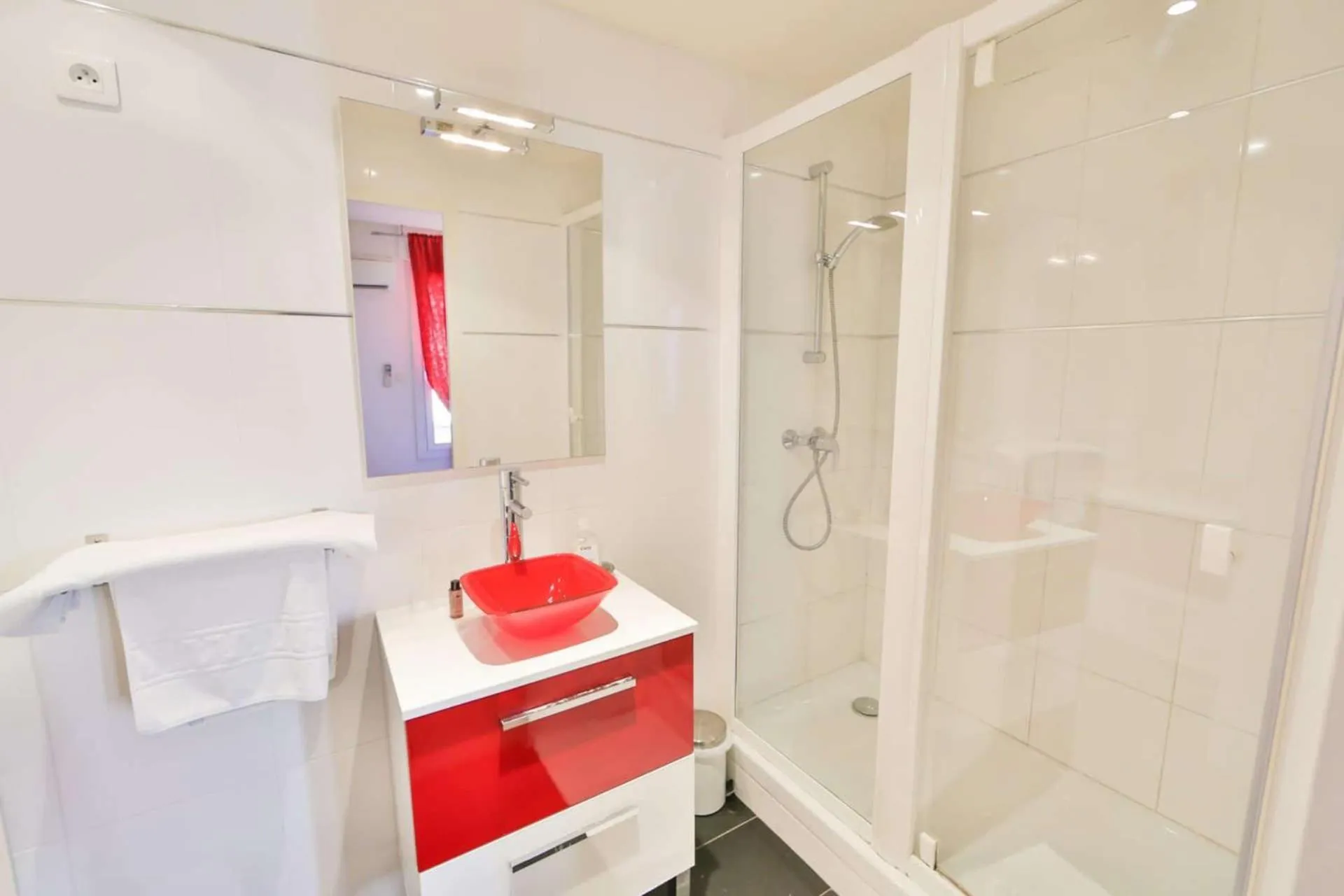 Shower in Hôtel Le Mistral