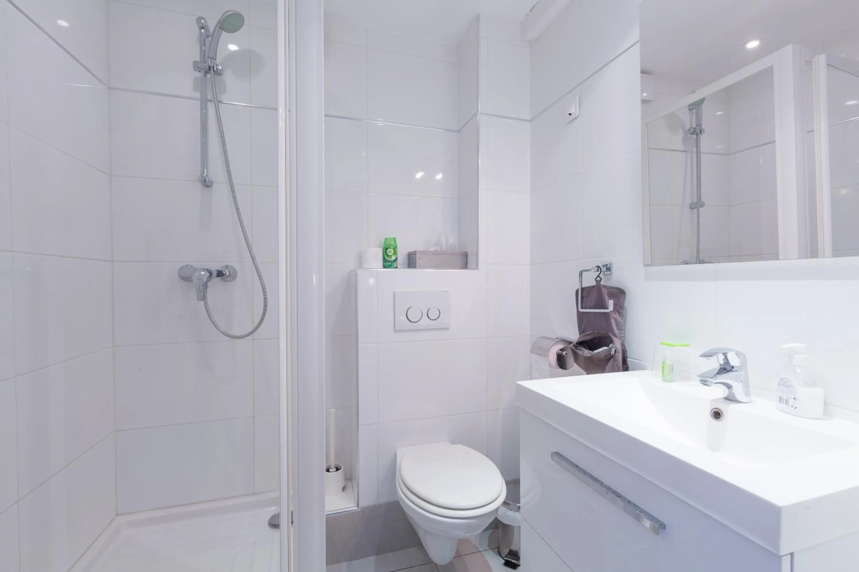 Shower in Hôtel Le Mistral