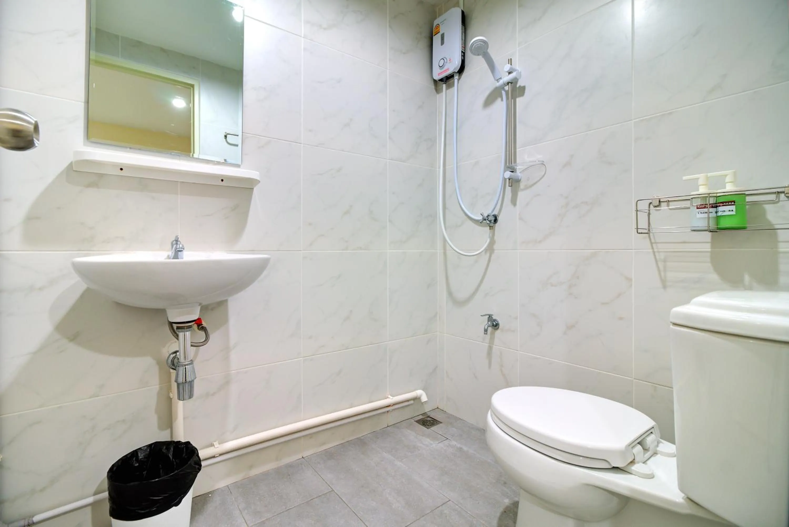 Shower in Red Pin Inn 好运旅馆