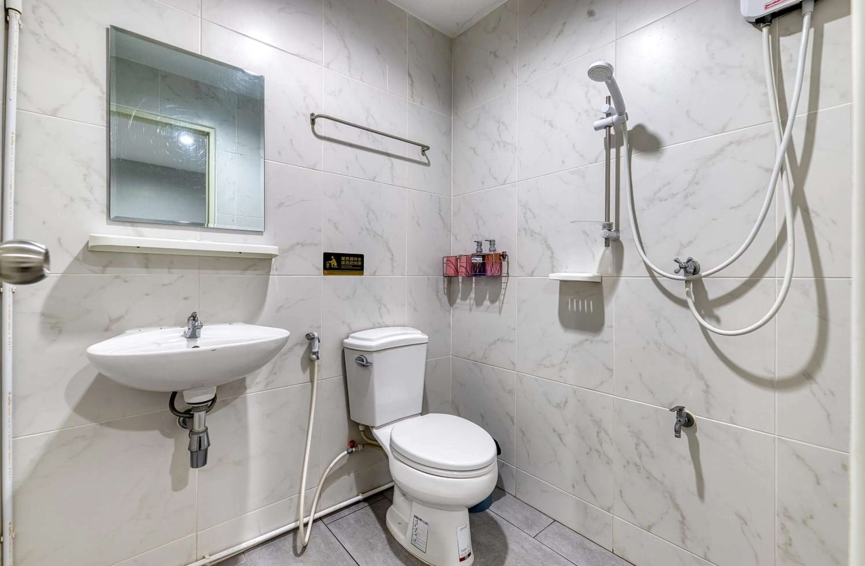 Shower in Red Pin Inn 好运旅馆