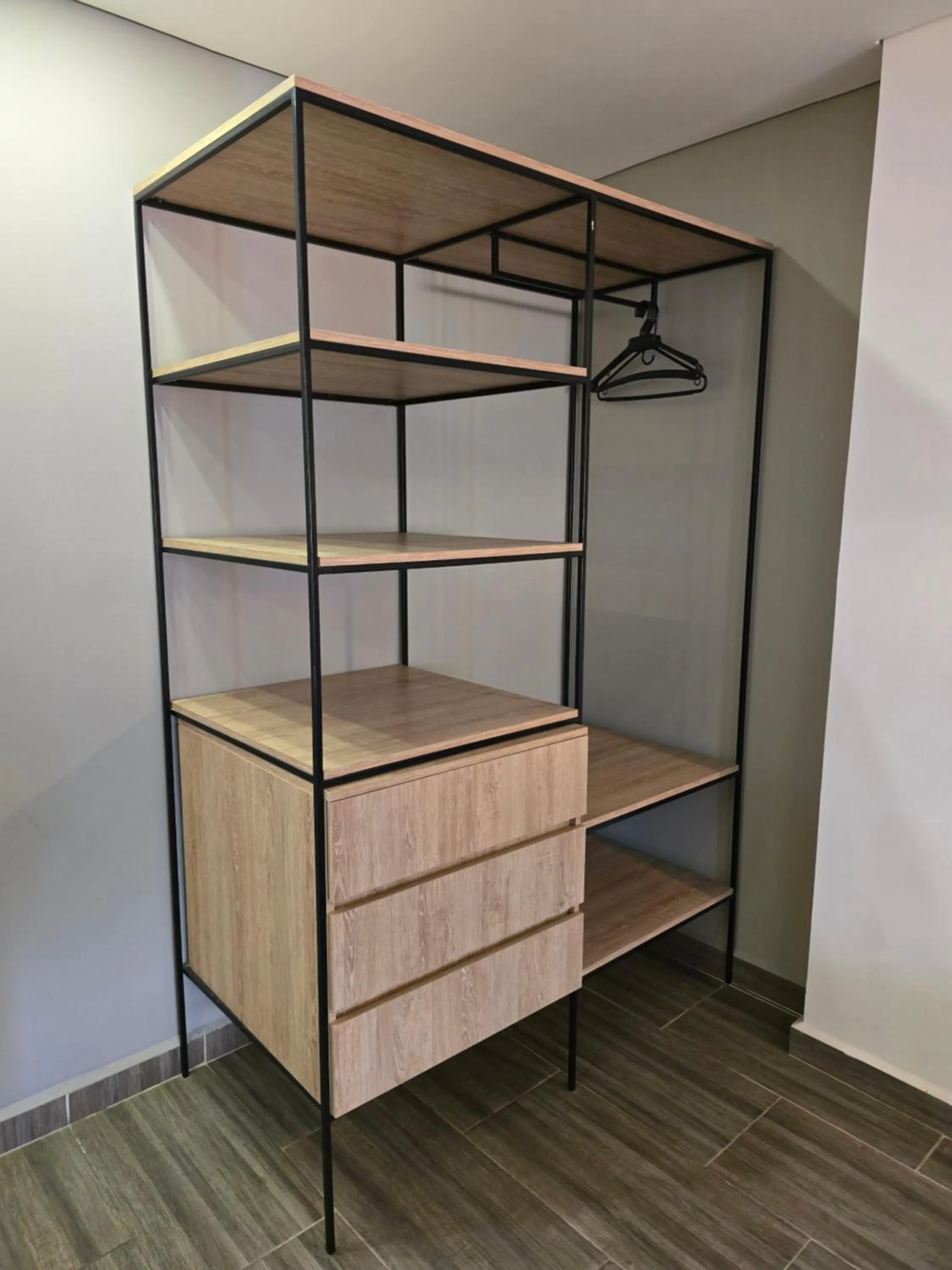 wardrobe in Estainn Hotel Coworking