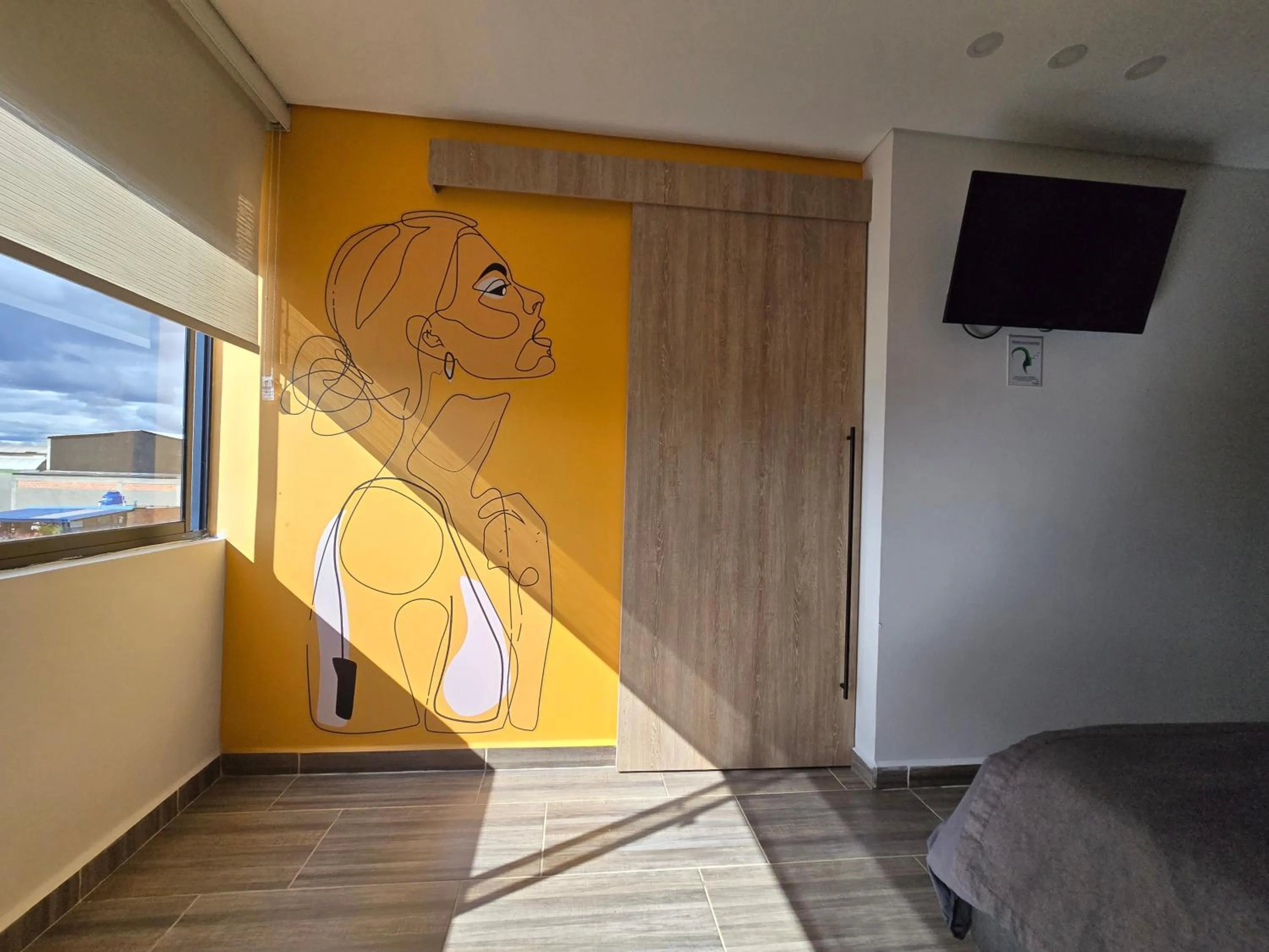 TV and multimedia in Estainn Hotel Coworking