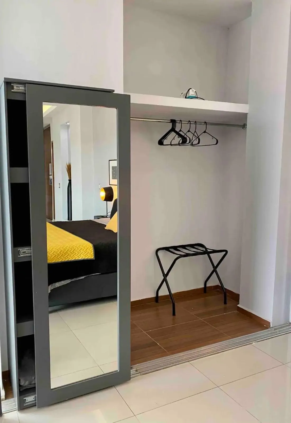 wardrobe, Bed in Suites La Gloria Alojamiento independiente