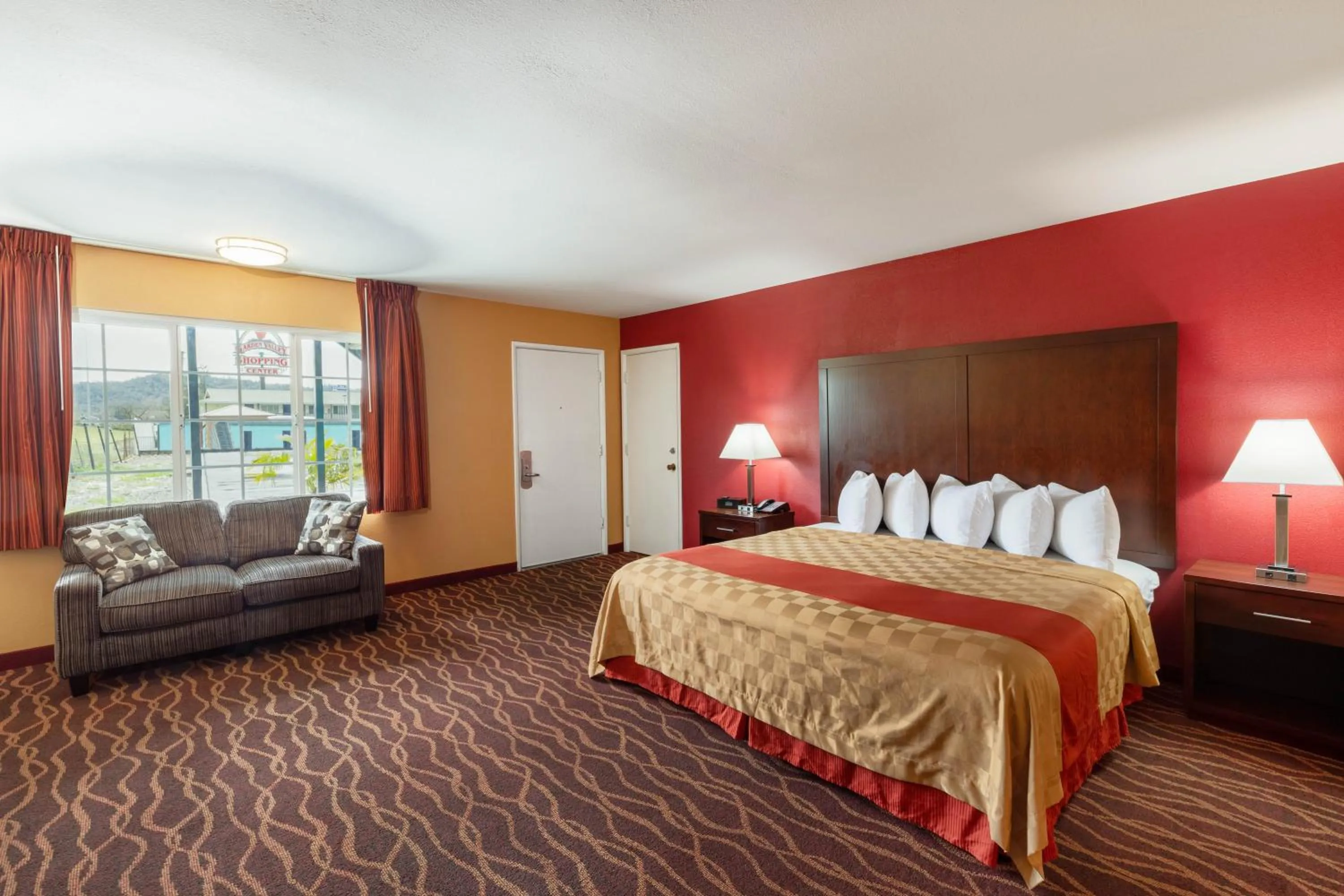 Bed in Days Inn by Wyndham Roseburg