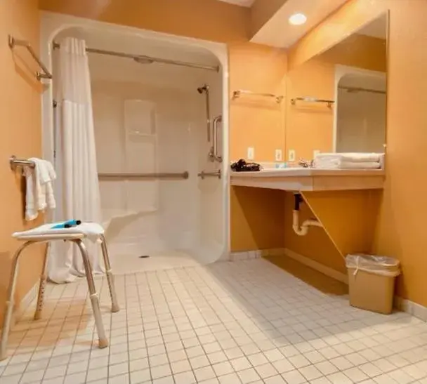 King Suite with Roll-In Shower - Mobility/Hearing Accessible - Non-Smoking in Days Inn by Wyndham Roseburg King Suite with Roll-In Shower - Mobility/Hearing Accessible - Non-Smoking in Days Inn by Wyndham Roseburg