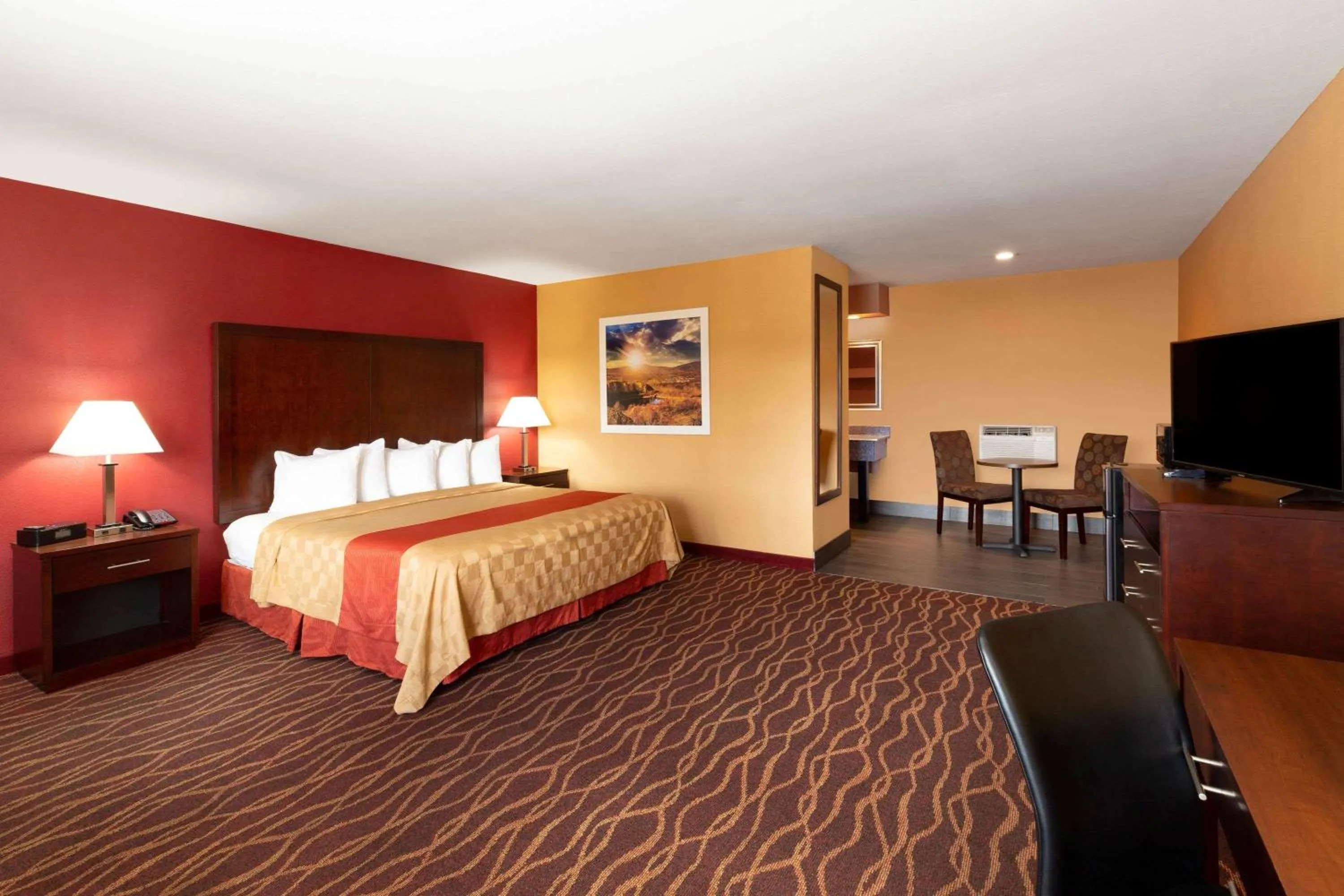 Photo of the whole room, Bed in Days Inn by Wyndham Roseburg