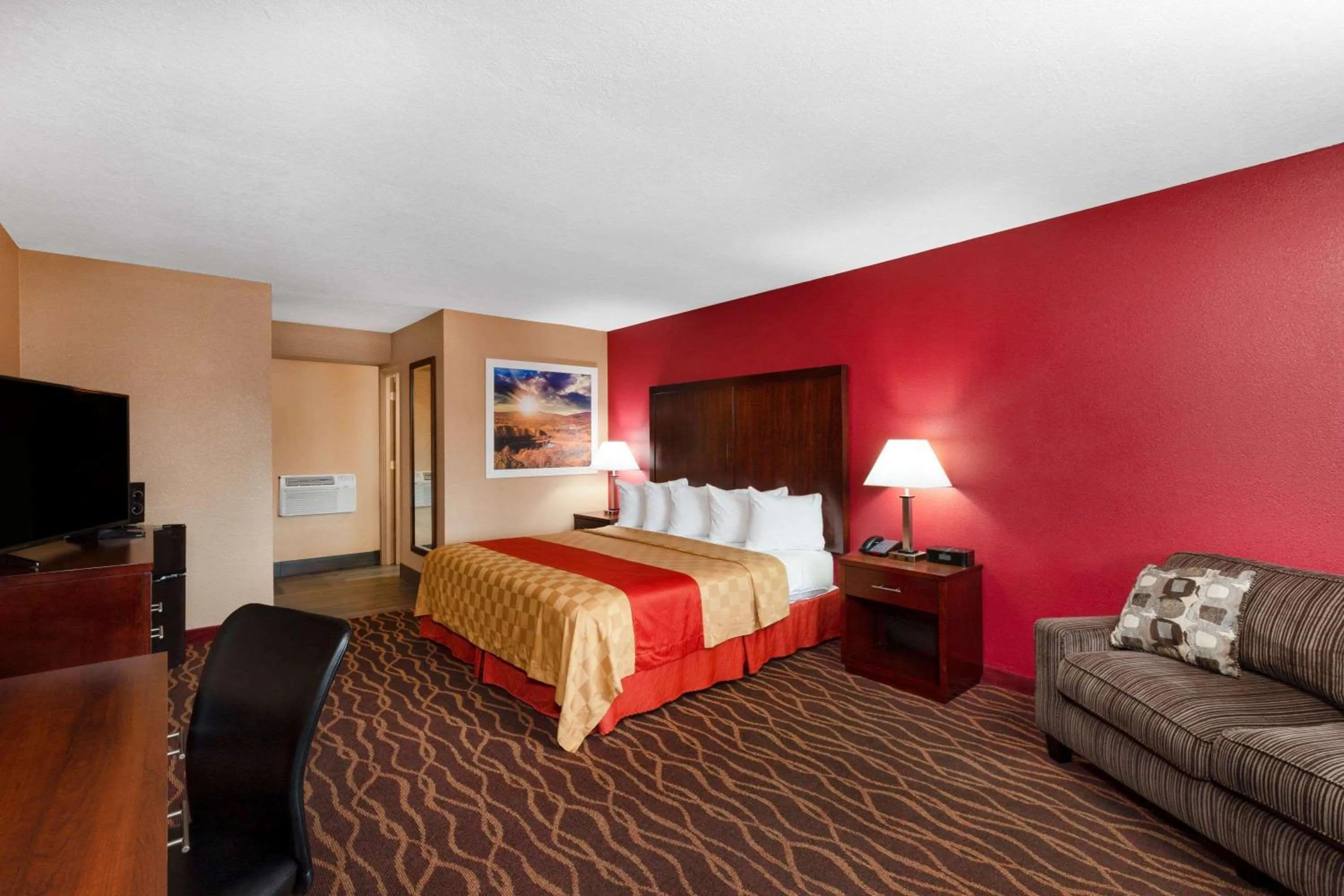 Photo of the whole room, Bed in Days Inn by Wyndham Roseburg