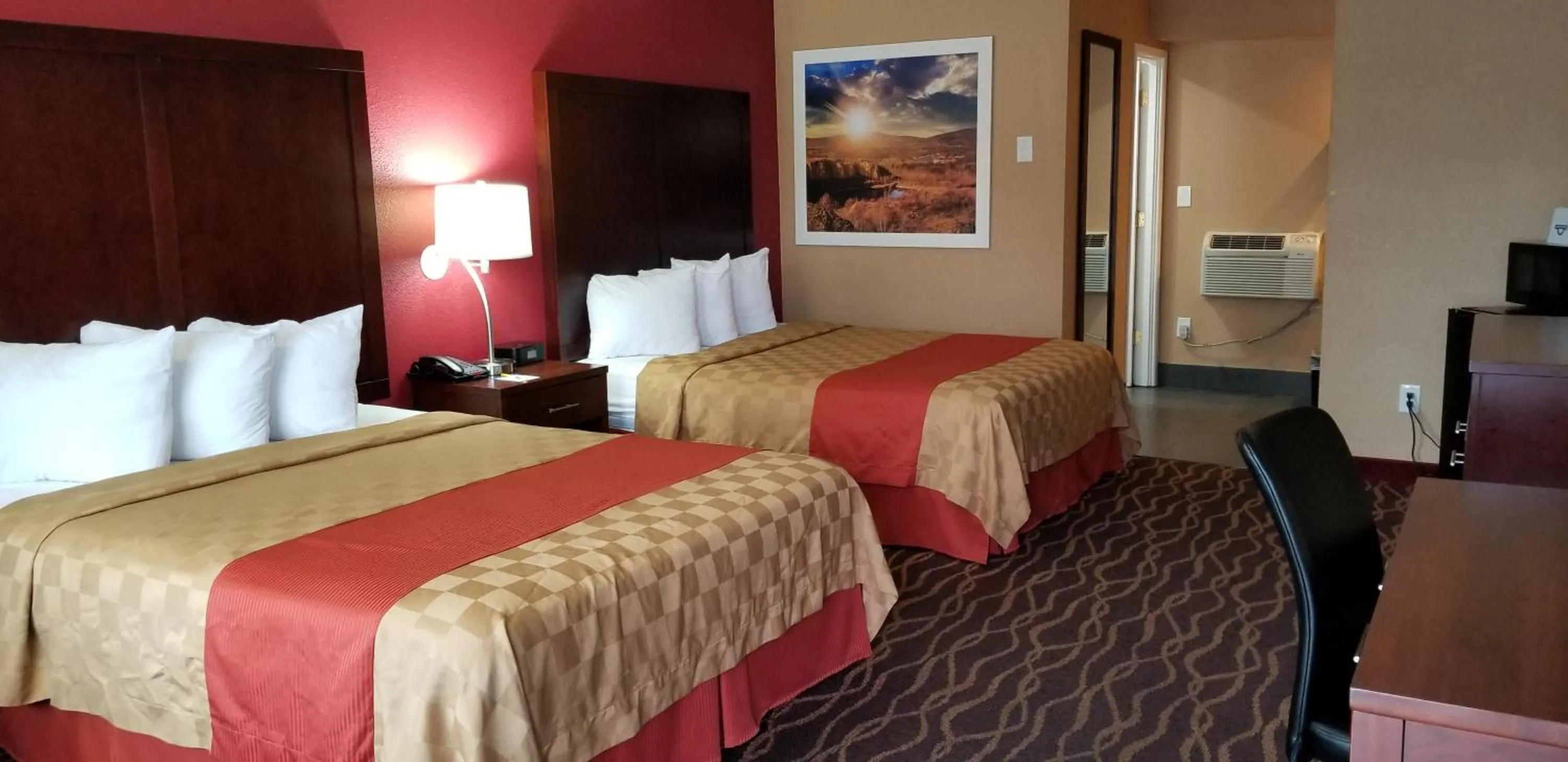 Photo of the whole room, Bed in Days Inn by Wyndham Roseburg