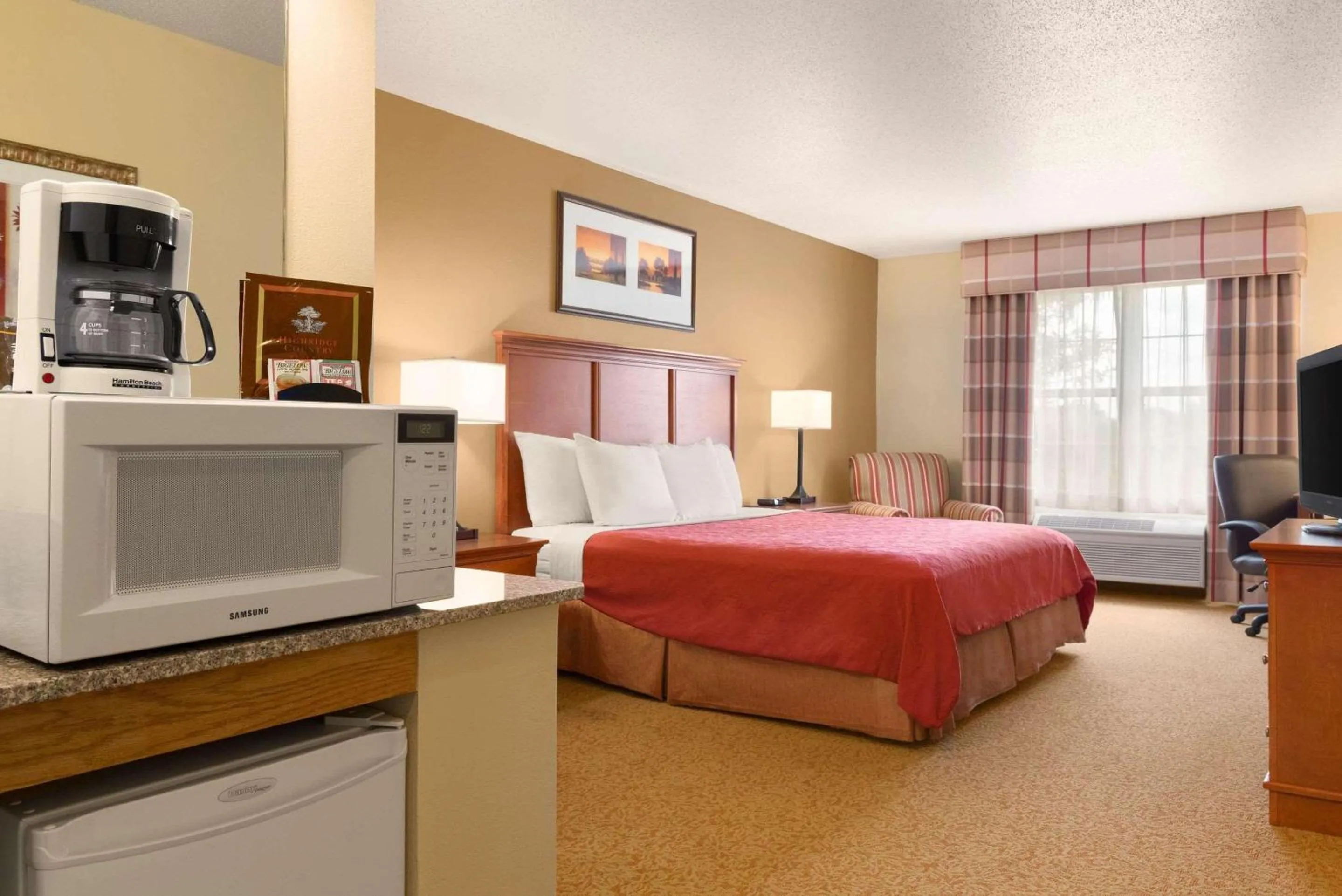 Bedroom, Bed in Country Inn & Suites by Radisson, Sycamore, IL