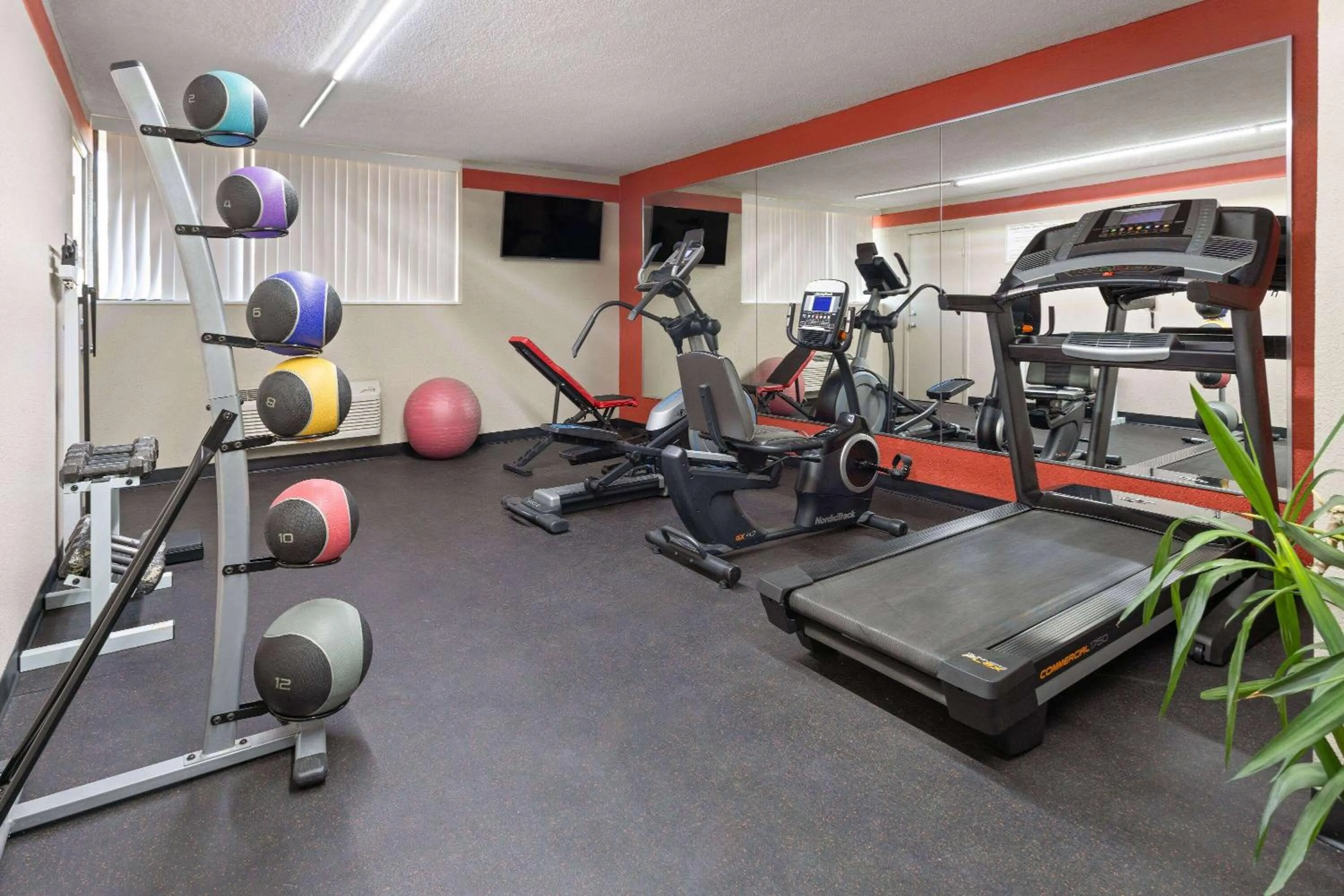 Fitness centre/facilities in Ramada by Wyndham Parsippany