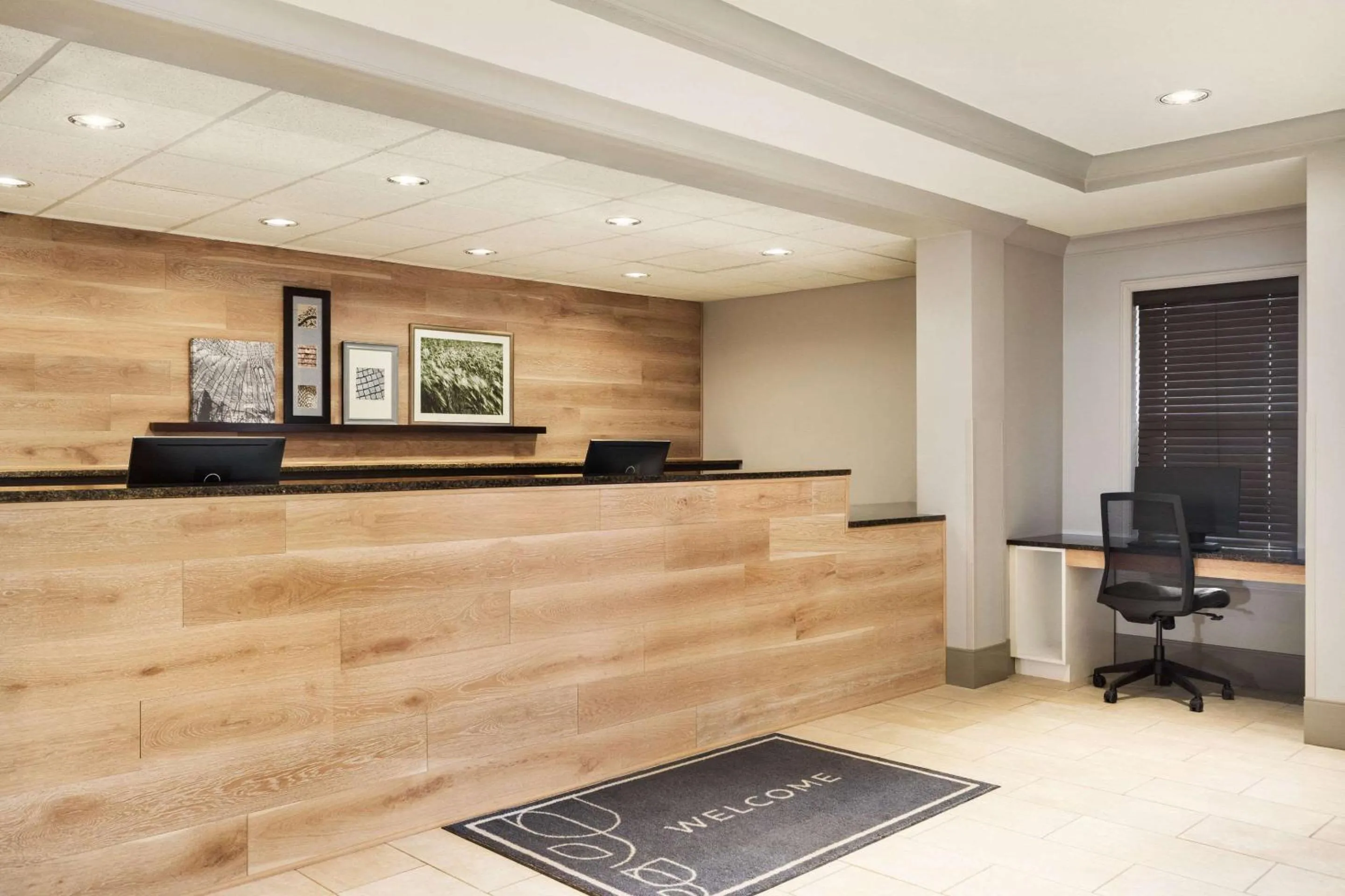 Lobby or reception in Country Inn & Suites by Radisson, St Cloud East, MN