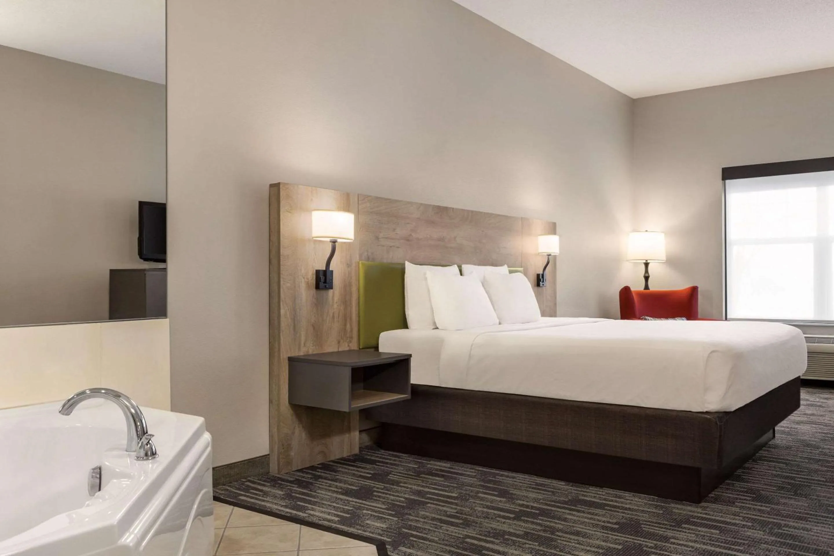 Bedroom, Bed in Country Inn & Suites by Radisson, St Cloud East, MN