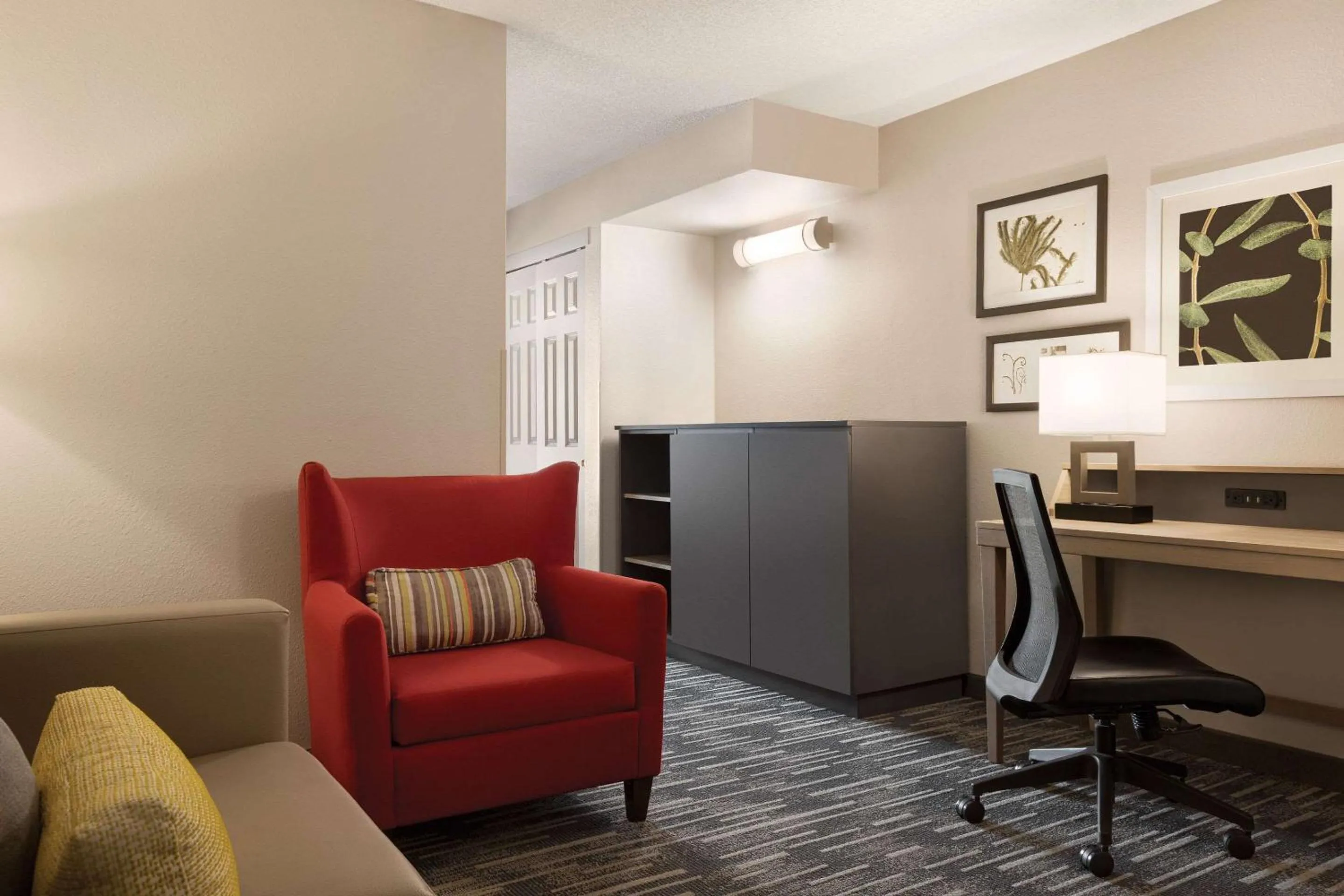 Bedroom in Country Inn & Suites by Radisson, St Cloud East, MN