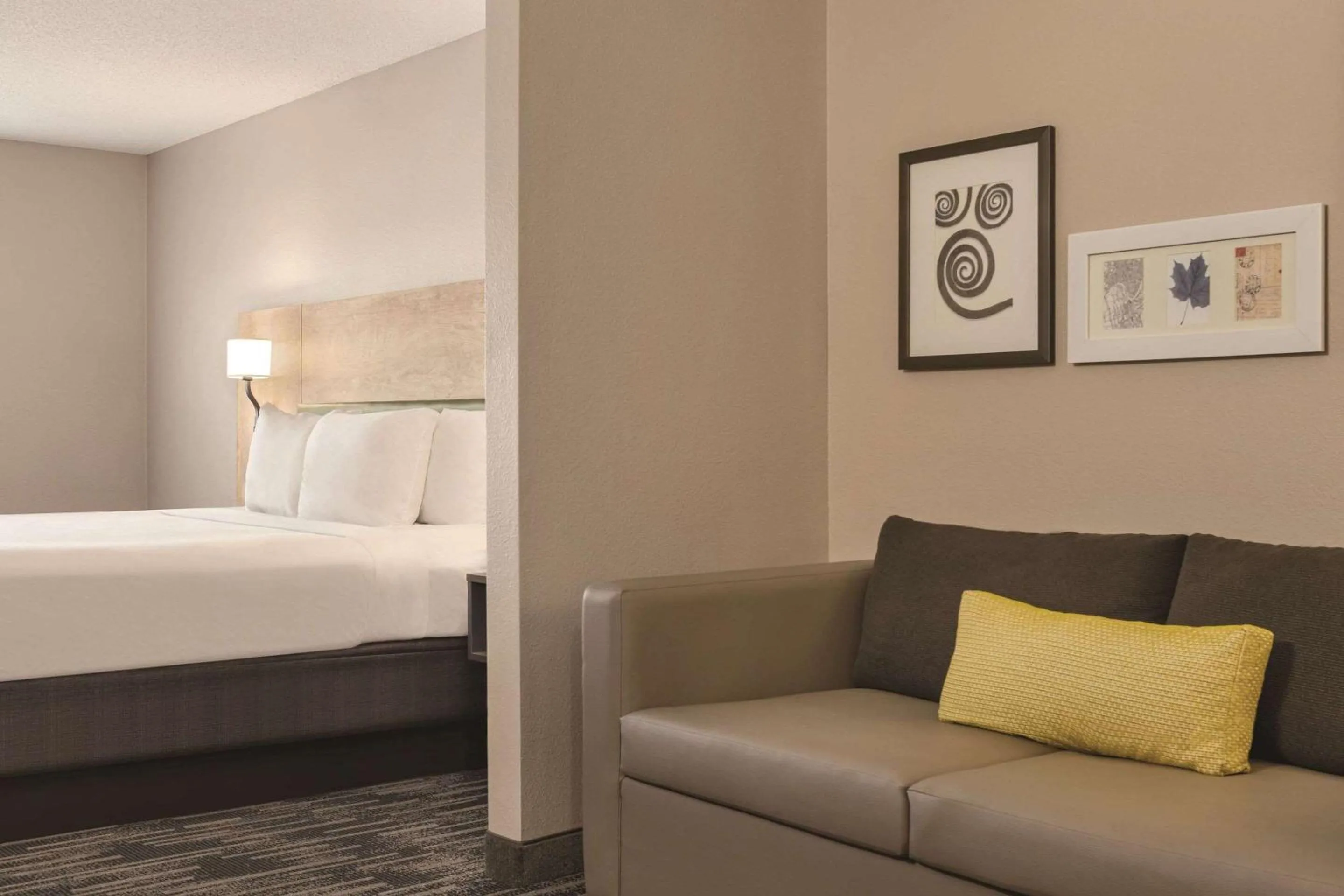 Bedroom, Bed in Country Inn & Suites by Radisson, St Cloud East, MN