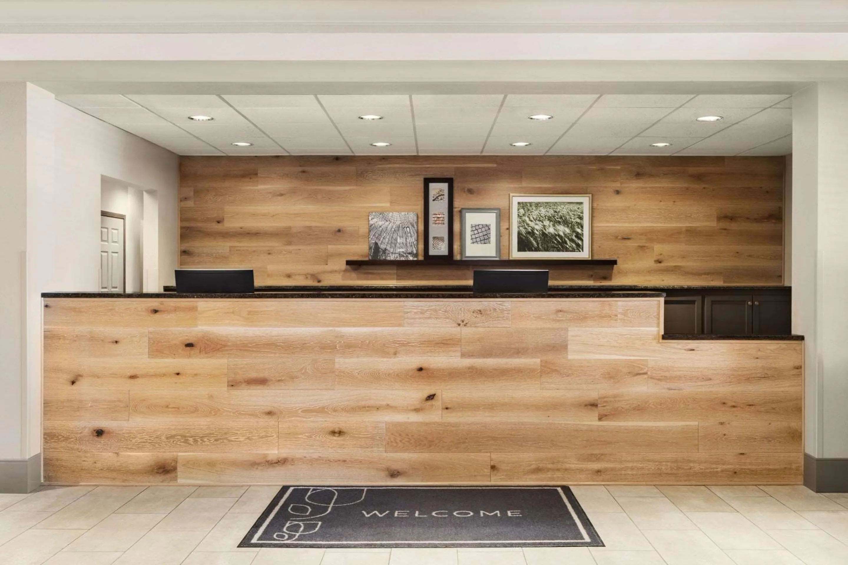 Lobby or reception in Country Inn & Suites by Radisson, St Cloud East, MN