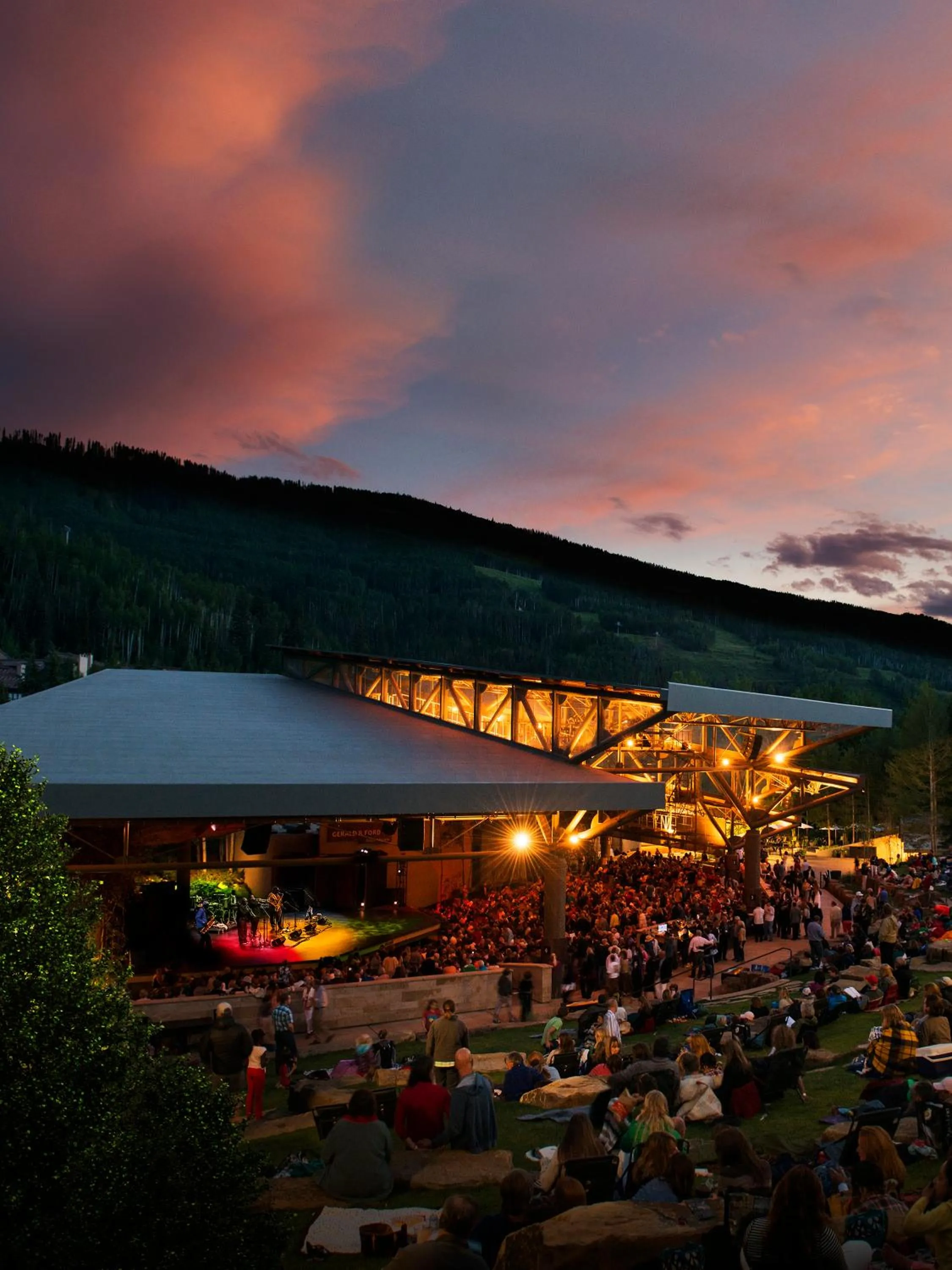 Evening entertainment in Tivoli Lodge