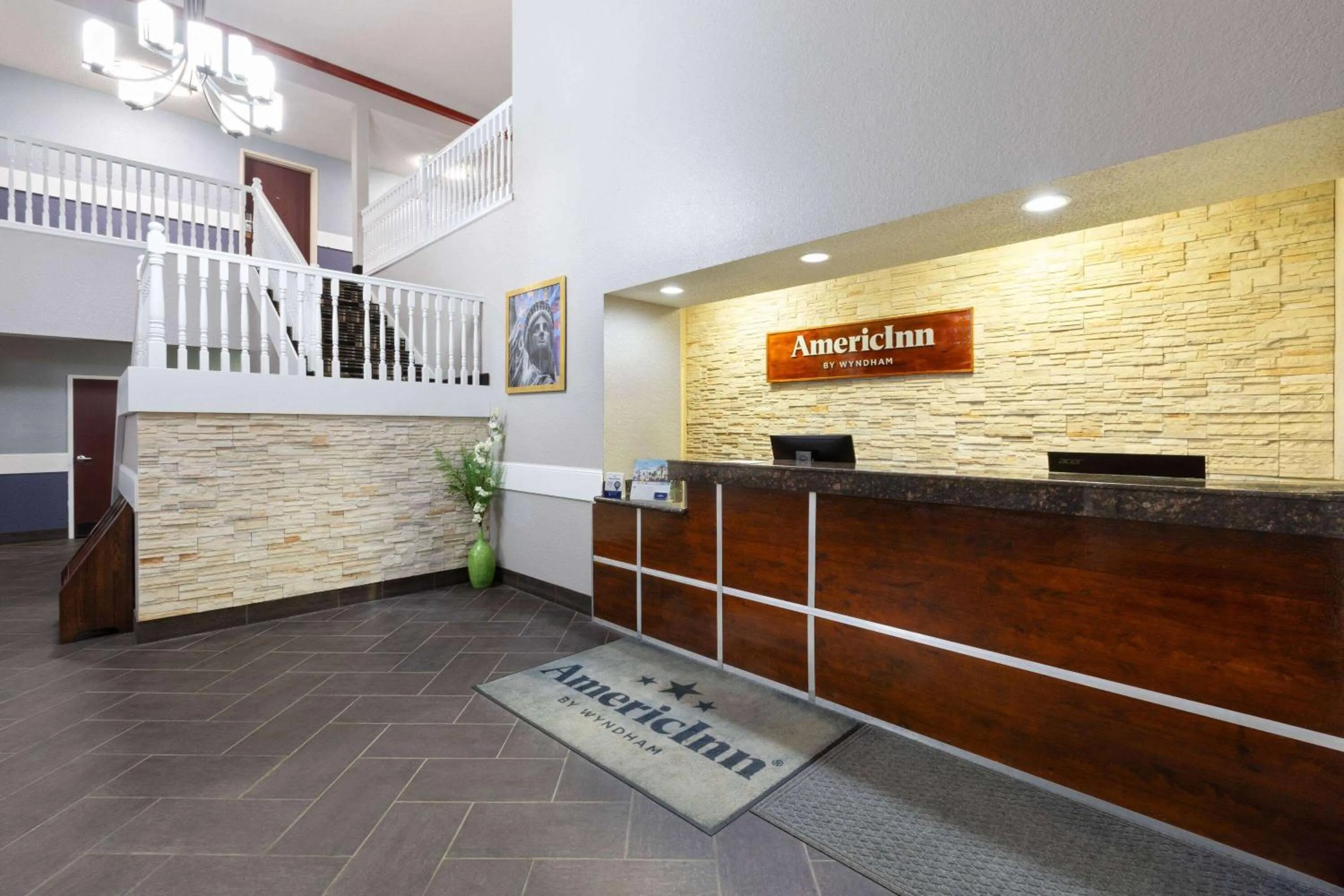Lobby or reception in AmericInn by Wyndham Grinnell