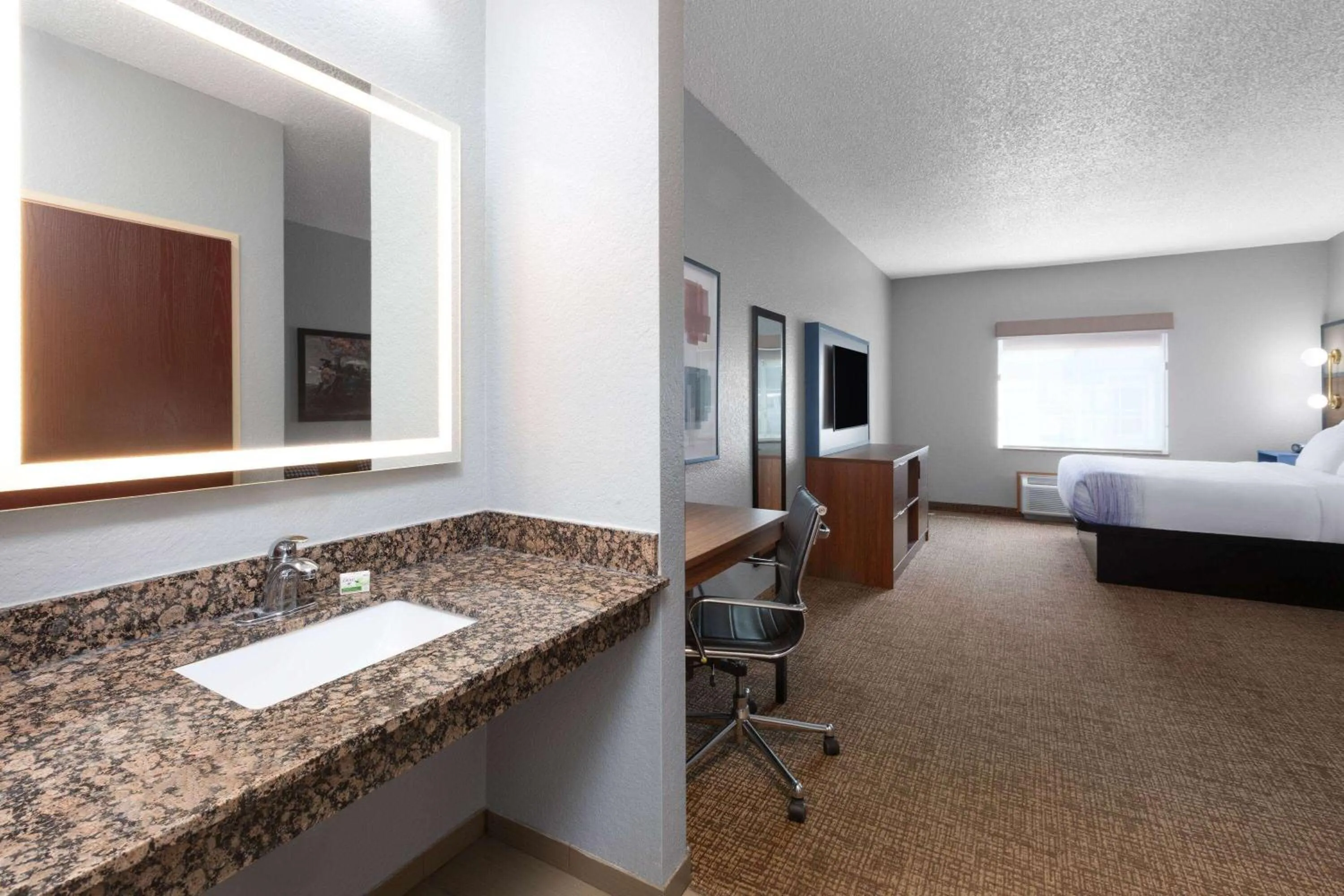 Photo of the whole room, Bed in AmericInn by Wyndham Grinnell