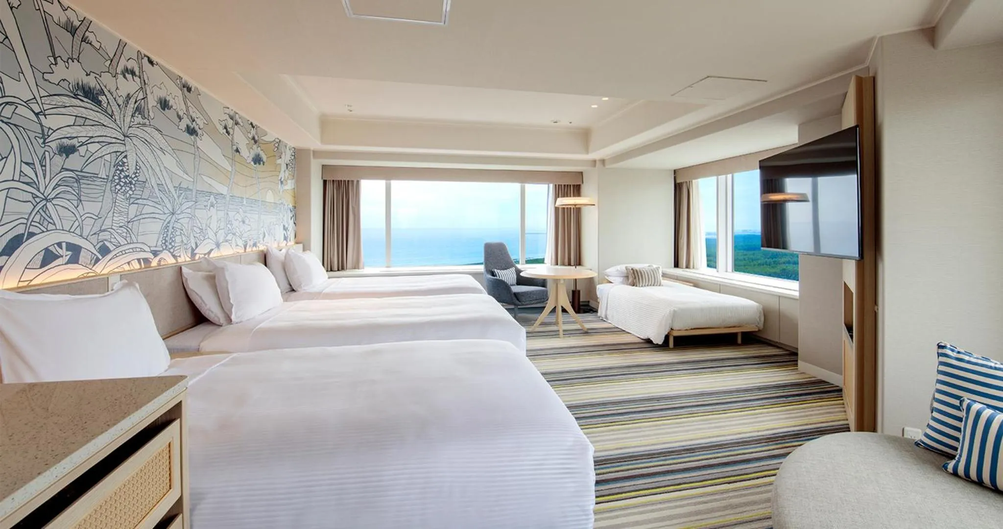 Bed in Phoenix Seagaia Ocean Tower