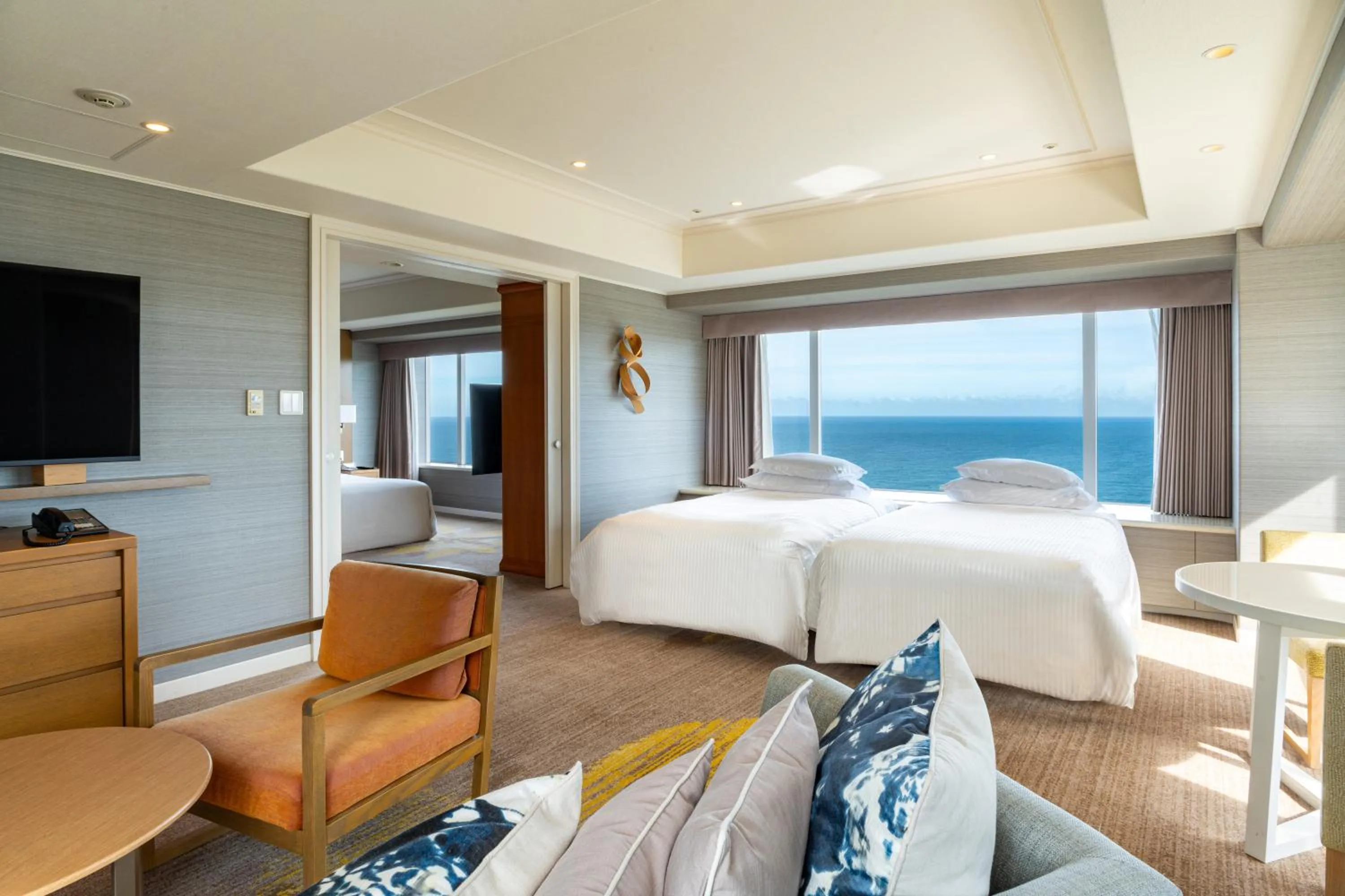 Photo of the whole room, Bed in Phoenix Seagaia Ocean Tower