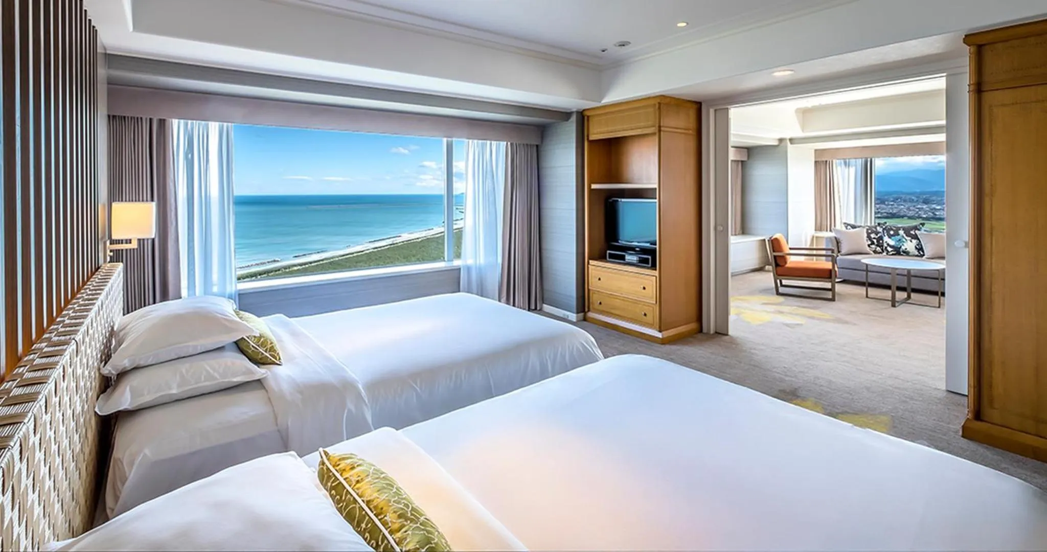 Bed in Phoenix Seagaia Ocean Tower