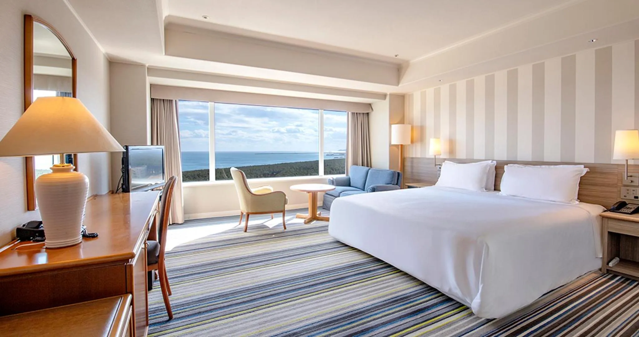 Bed in Phoenix Seagaia Ocean Tower