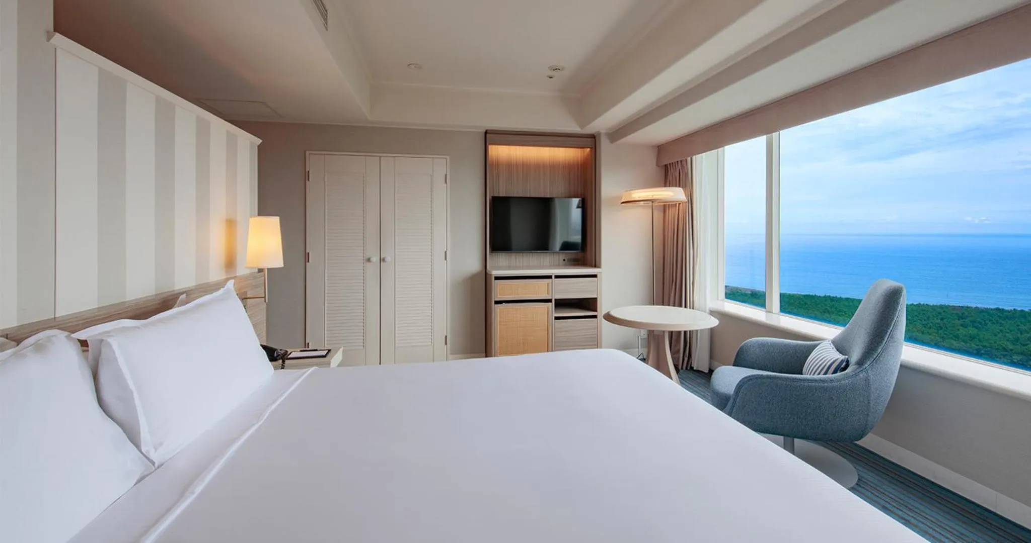 Bed in Phoenix Seagaia Ocean Tower