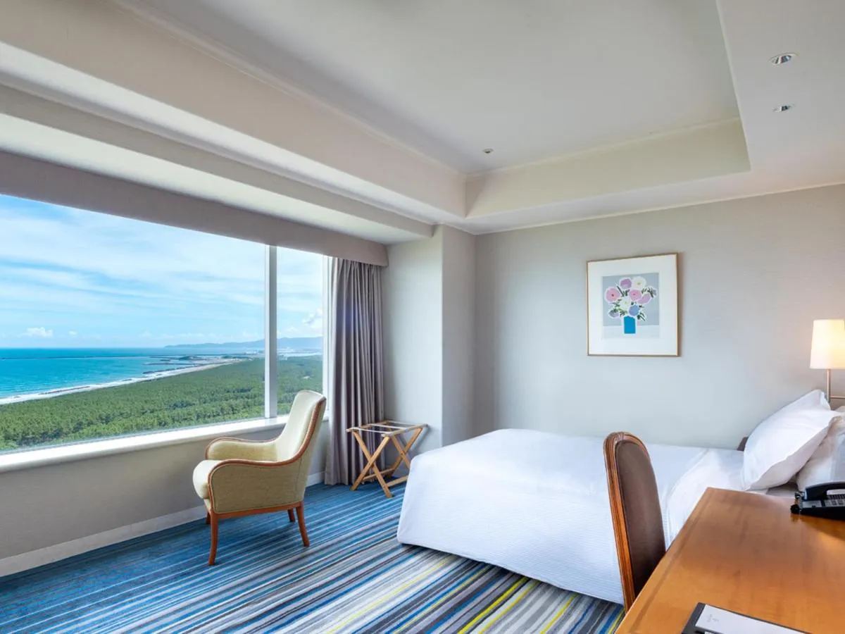 Photo of the whole room, Bed in Phoenix Seagaia Ocean Tower