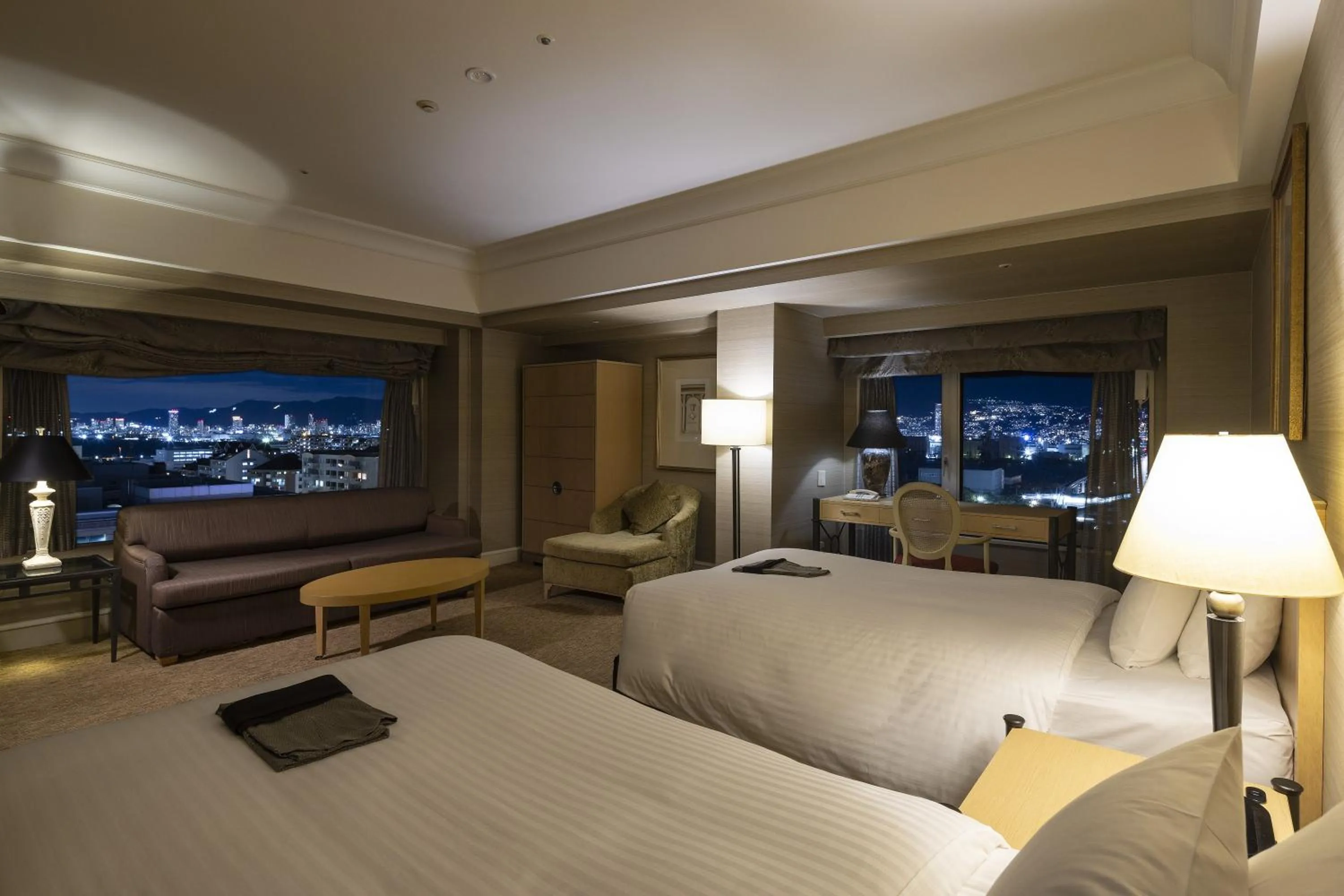 Photo of the whole room, Bed in Kobe Bay Sheraton Hotel & Towers