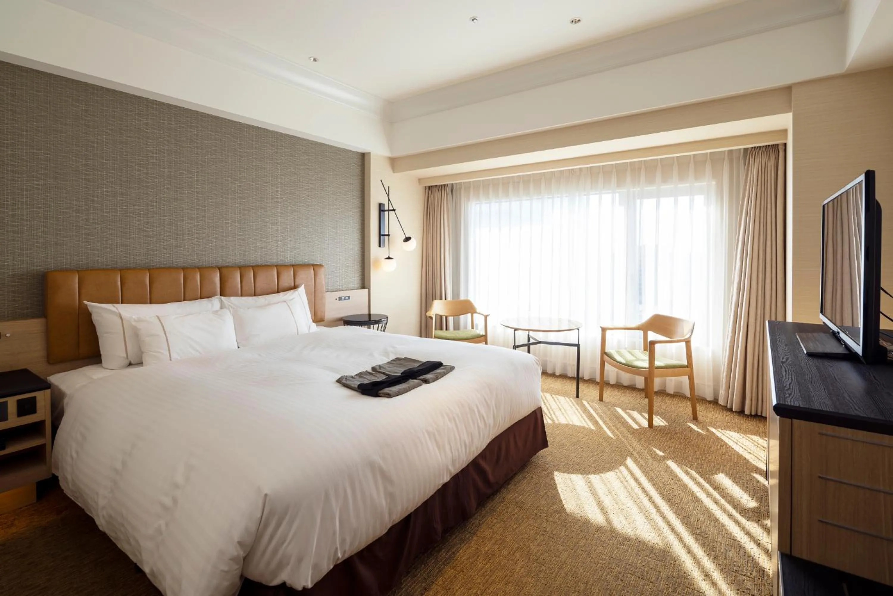 Photo of the whole room, Bed in Kobe Bay Sheraton Hotel & Towers