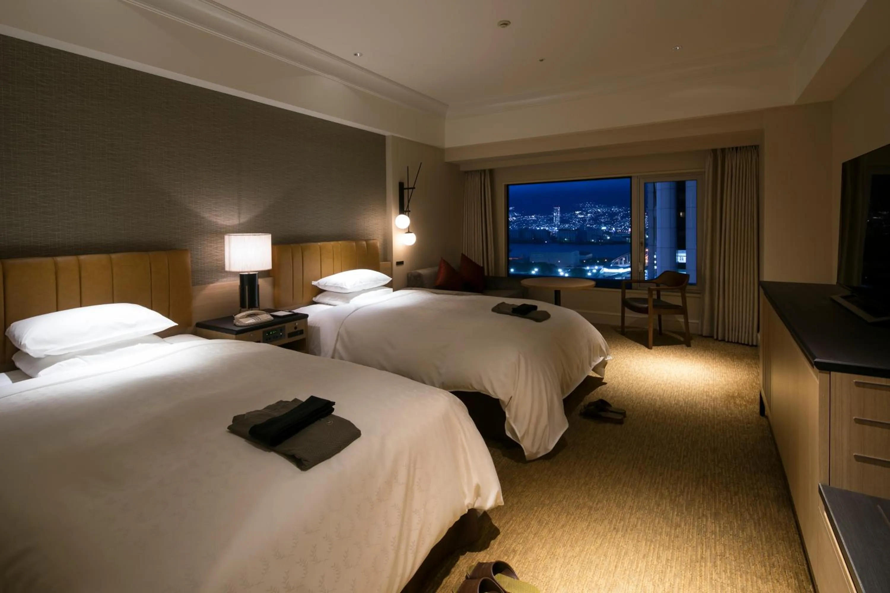 Photo of the whole room, Bed in Kobe Bay Sheraton Hotel & Towers