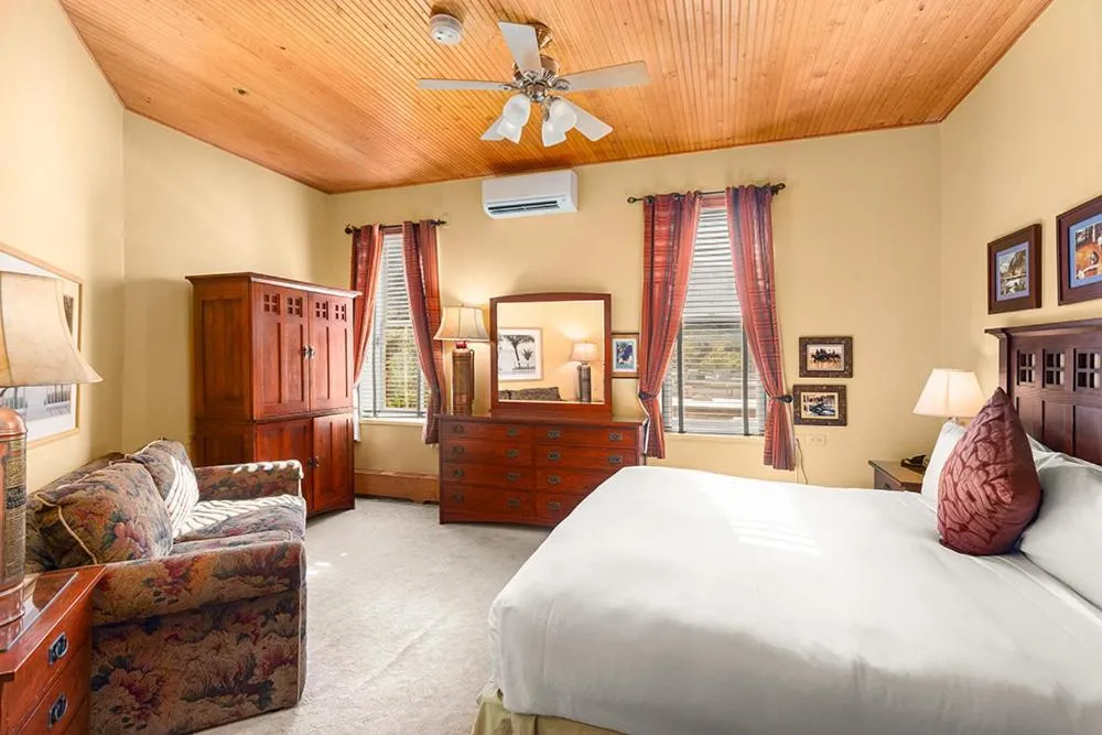 Independence Square 308, Top Floor Hotel Room with Ideal Downtown Location