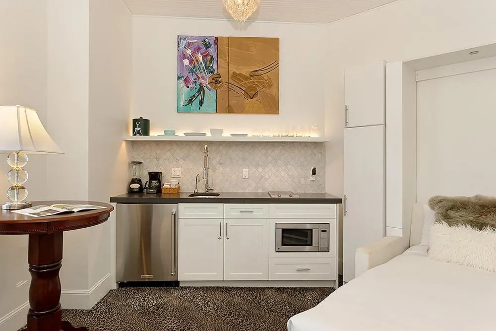Independence Square 310, Chic, Remodeled Studio w/ Great Location in Aspen, A/C, & Kitchenette