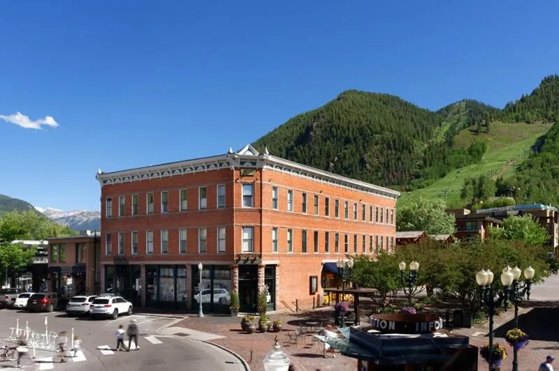 Property building in Independence Square 203, Stunning Suite w/ Great Views of Downtown Aspen