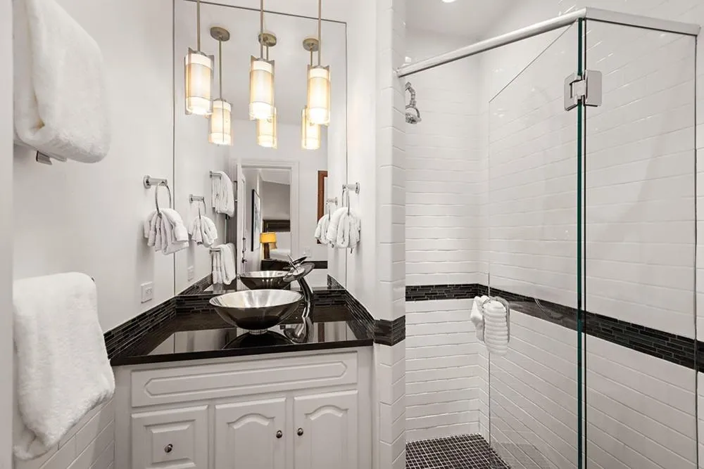 Independence Square 302, Top Floor Stylish Hotel Room with Wet Bar, A/C, in Downtown Aspen