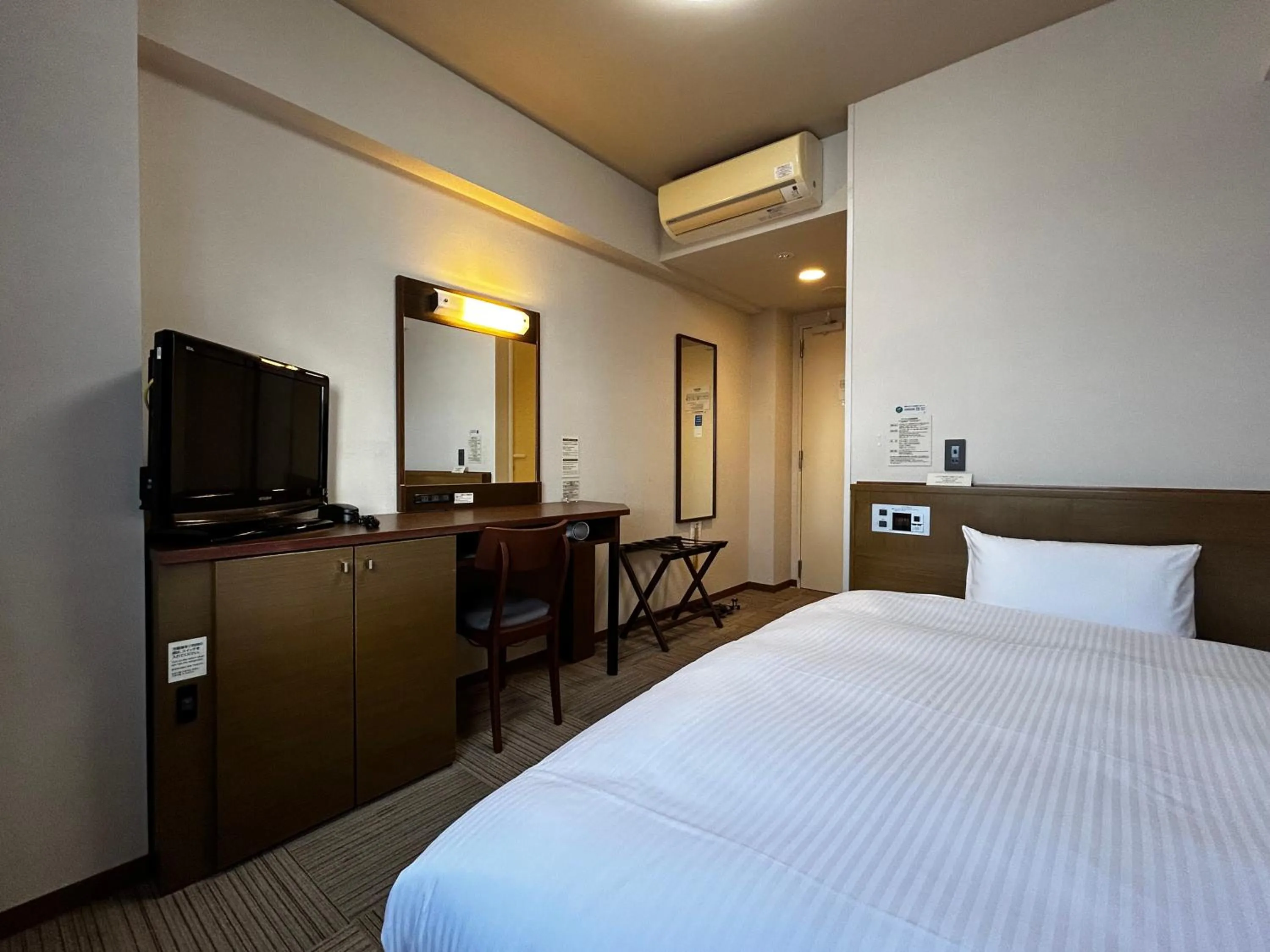Photo of the whole room, Bed in Hotel Route-Inn Marugame