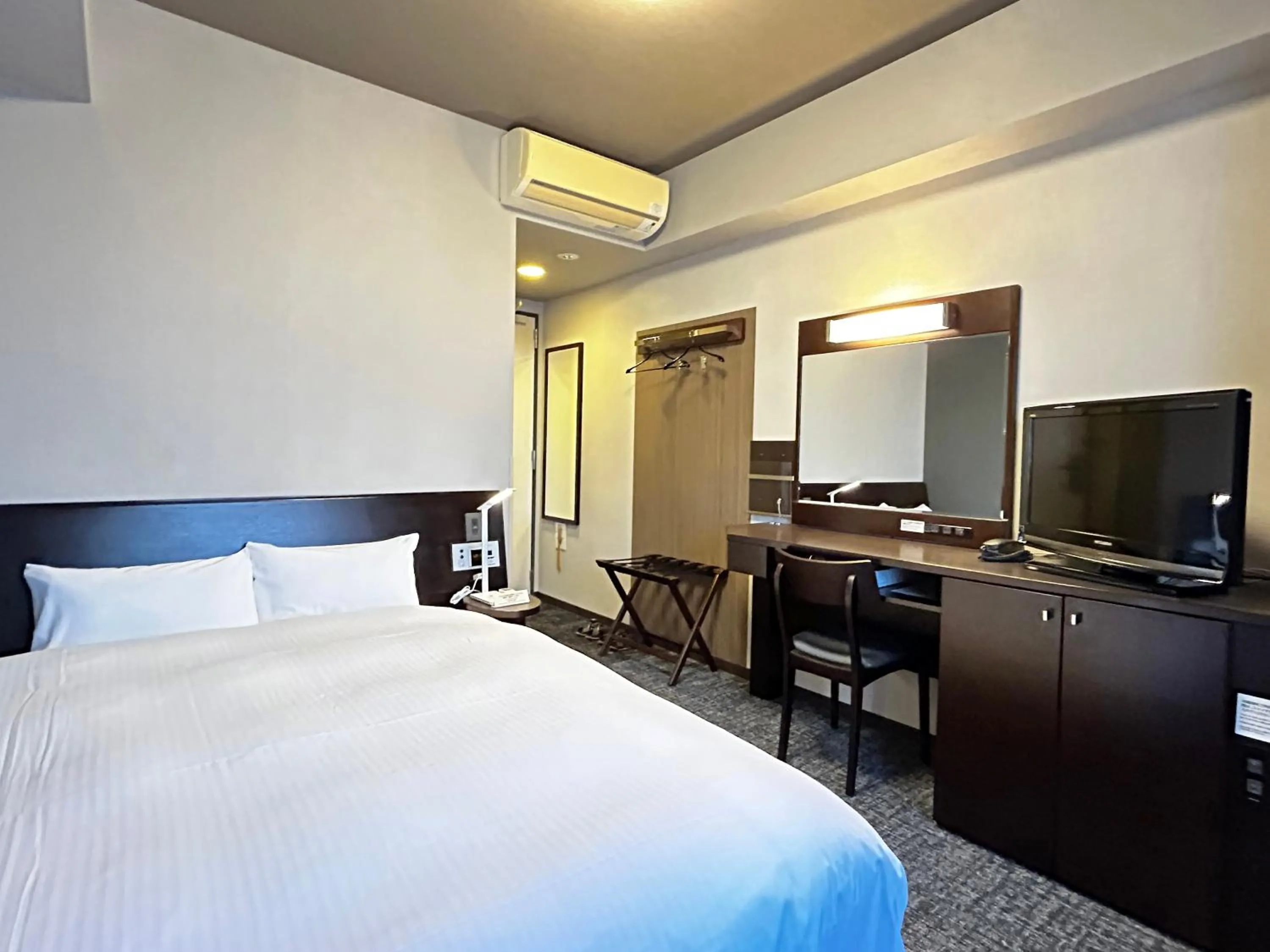 Photo of the whole room, Bed in Hotel Route-Inn Marugame