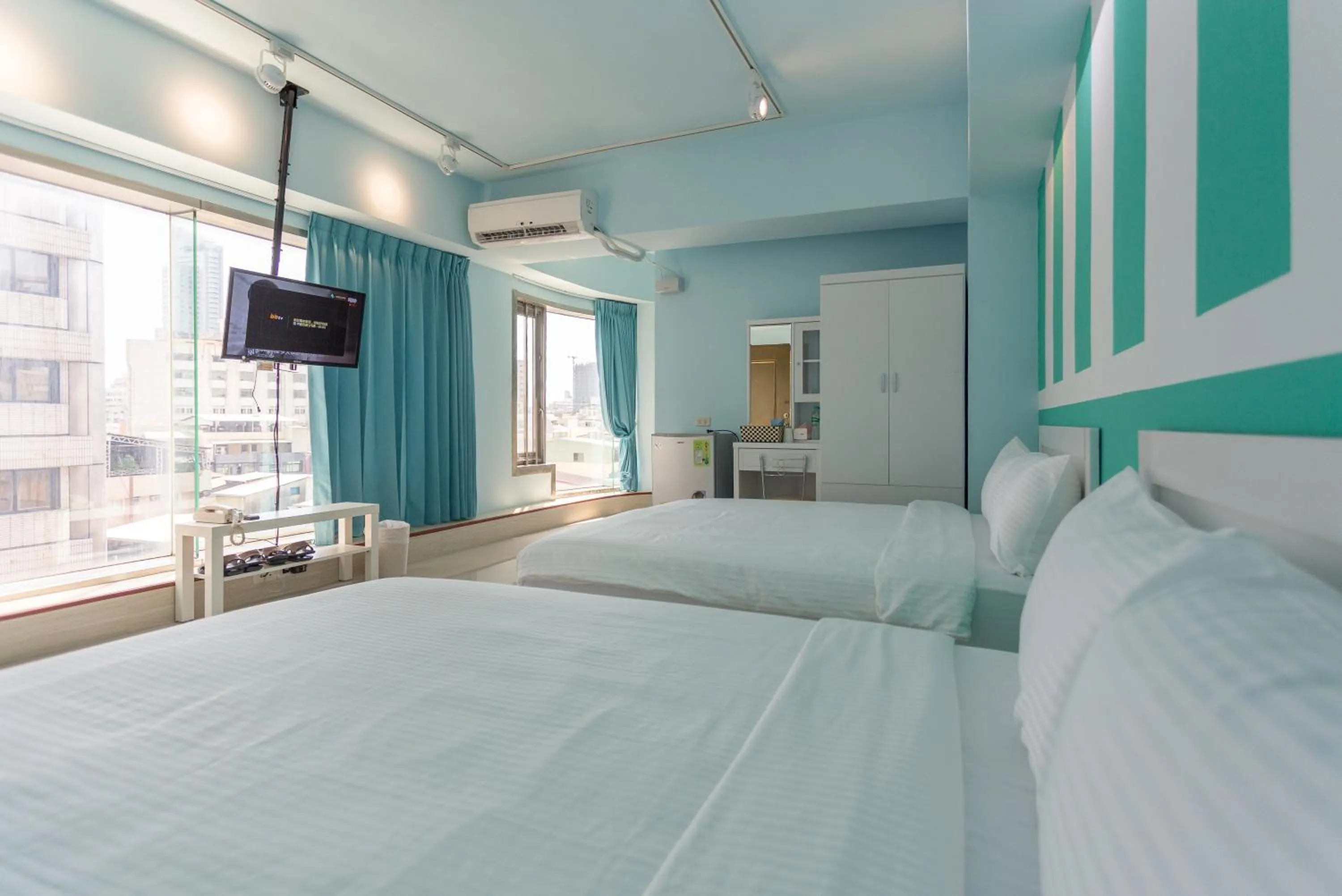 Communal lounge/ TV room, Bed in Kaohsiung I Hi Hotel