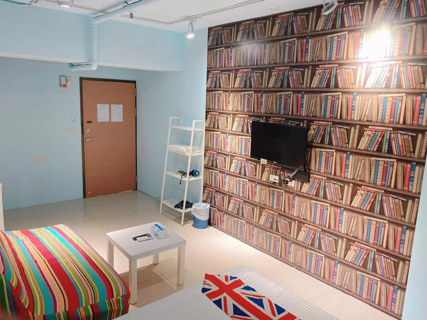 Communal lounge/ TV room, Library in Kaohsiung I Hi Hotel