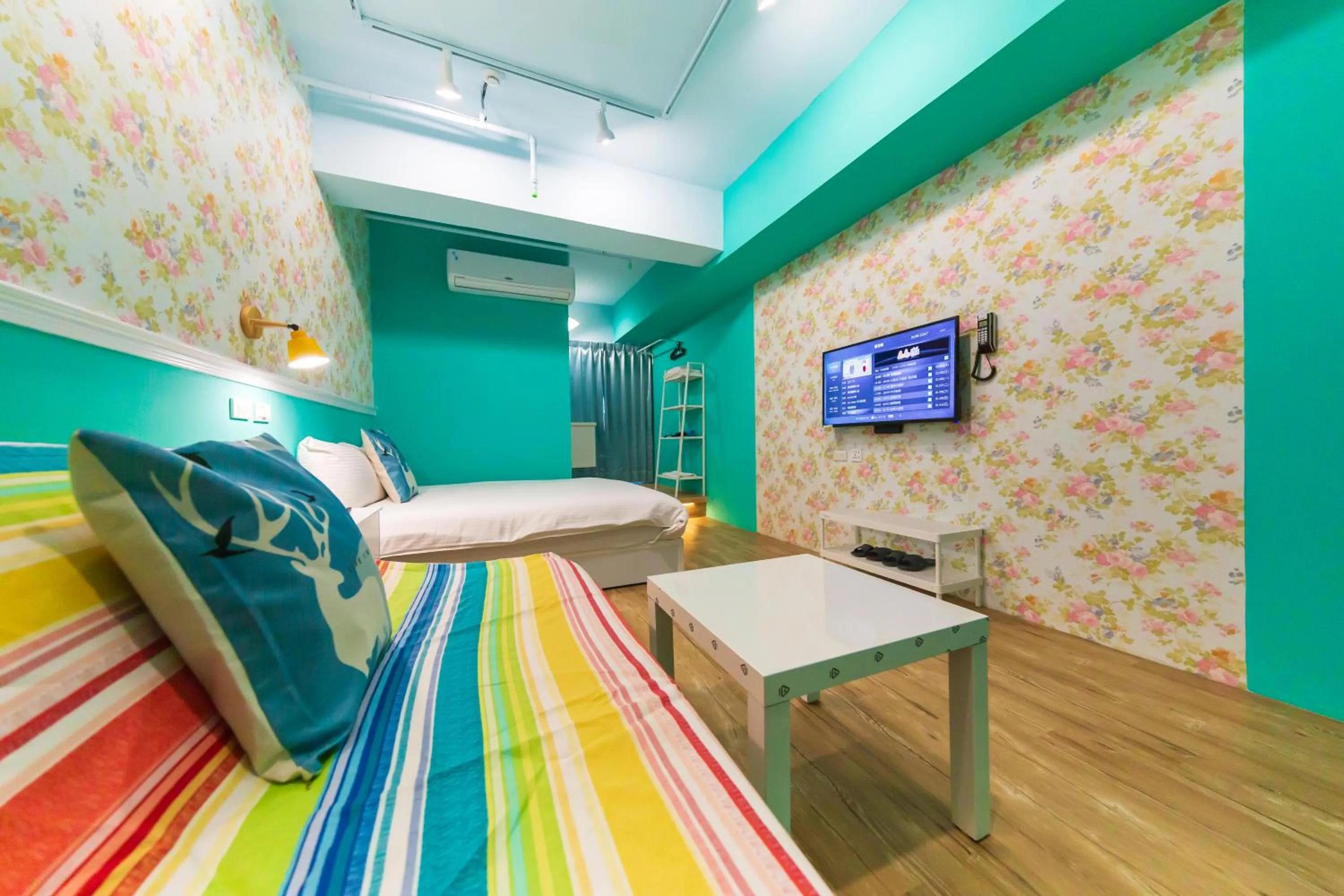 Communal lounge/ TV room, Bed in Kaohsiung I Hi Hotel